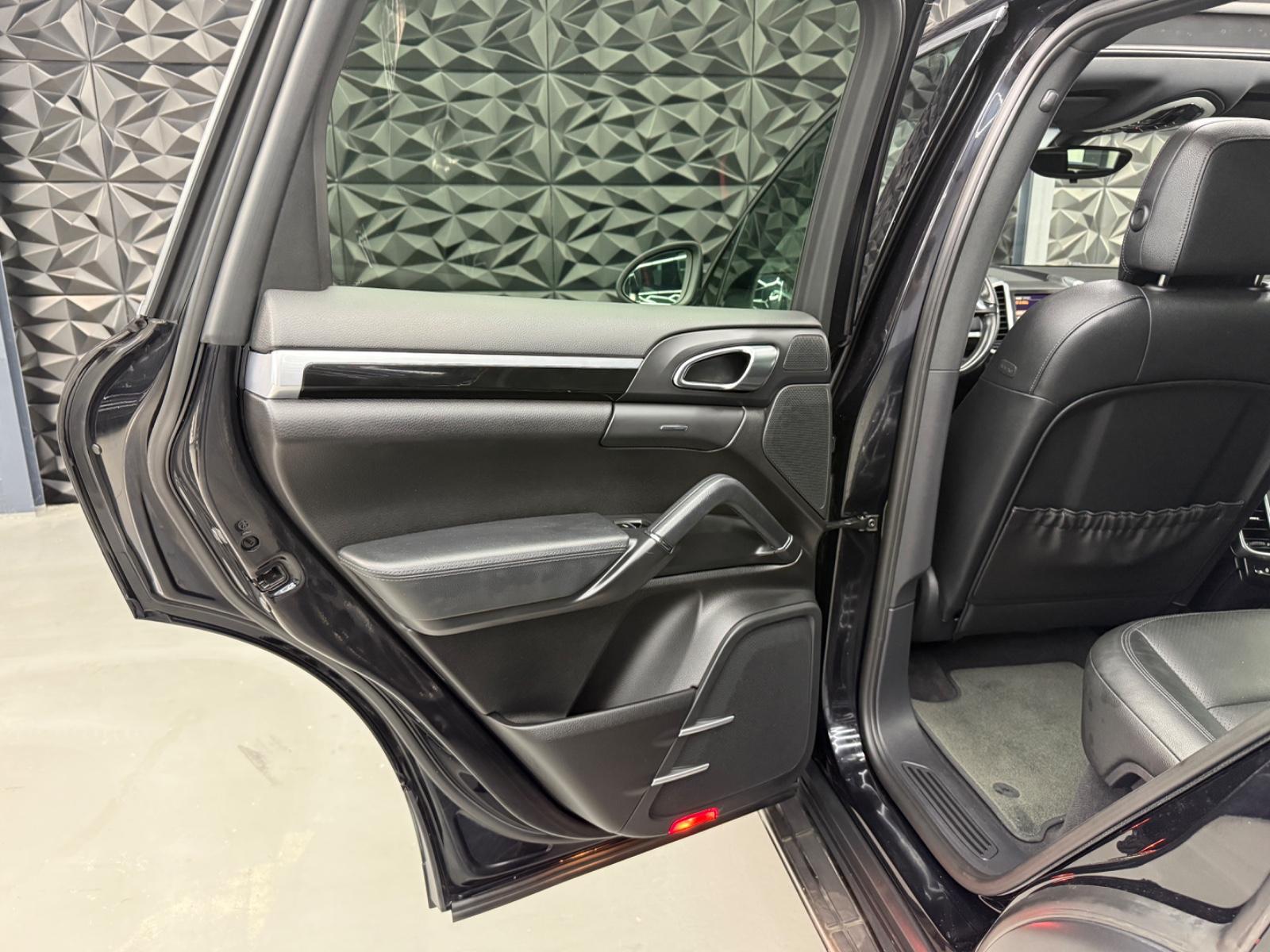 PORSCHE CAYENNE DIESEL 3.0 V6 245ch 4X4 - PNEUMATIQUE - TOIT PANORAMIQUE - CUIR - CAMÉRA DE RECUL - XÉNON