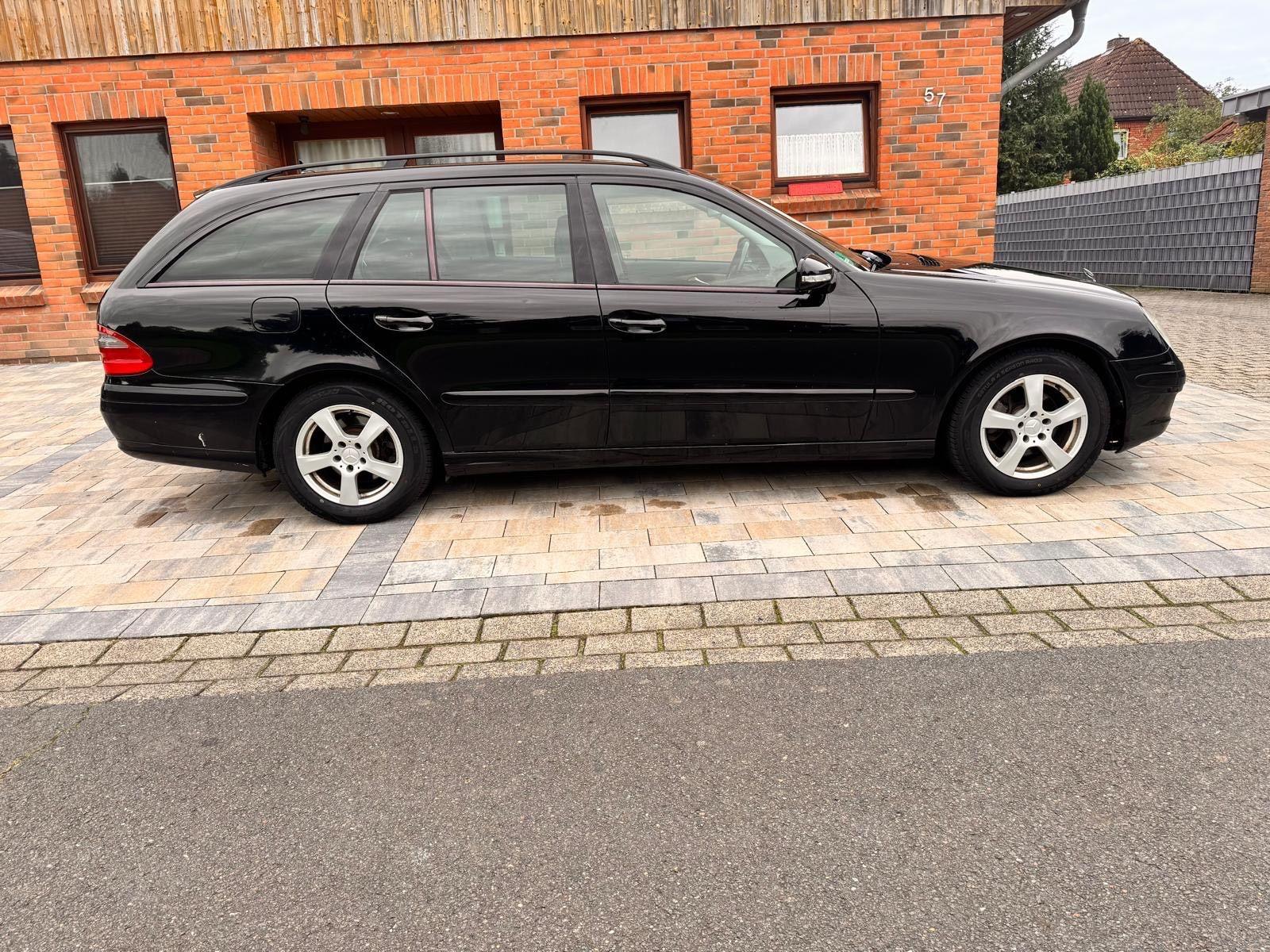 Mercedes-Benz E220 2006 — салон