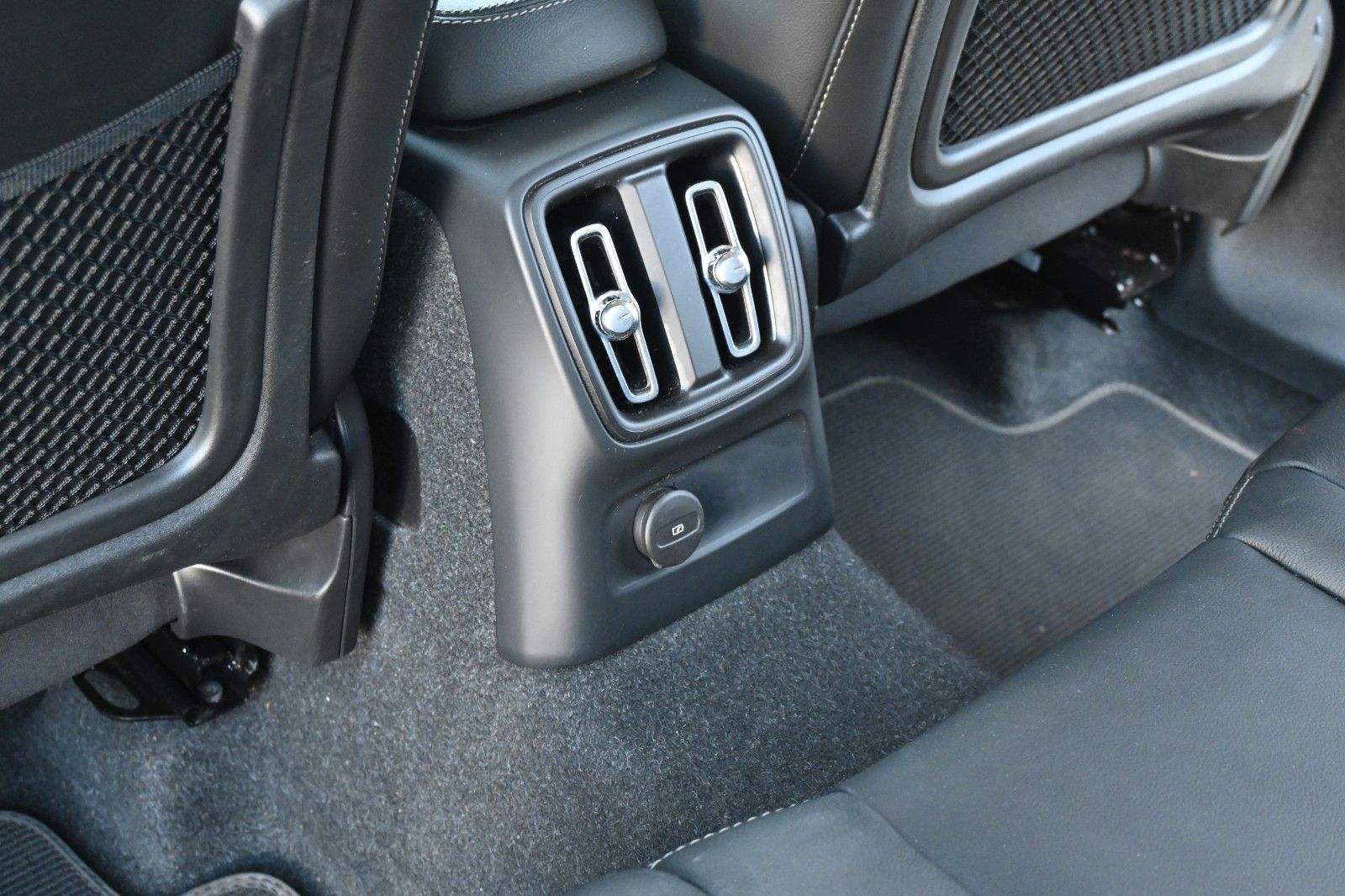 Fahrzeugabbildung Volvo XC40 T5  Plus Dark RC Plug-In Hyb. 2WD