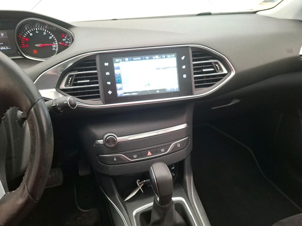 Fahrzeugabbildung Peugeot 308 ALLURE 1.2T NAVI/LED/PANO/LEDER/PDC/ACC/17"