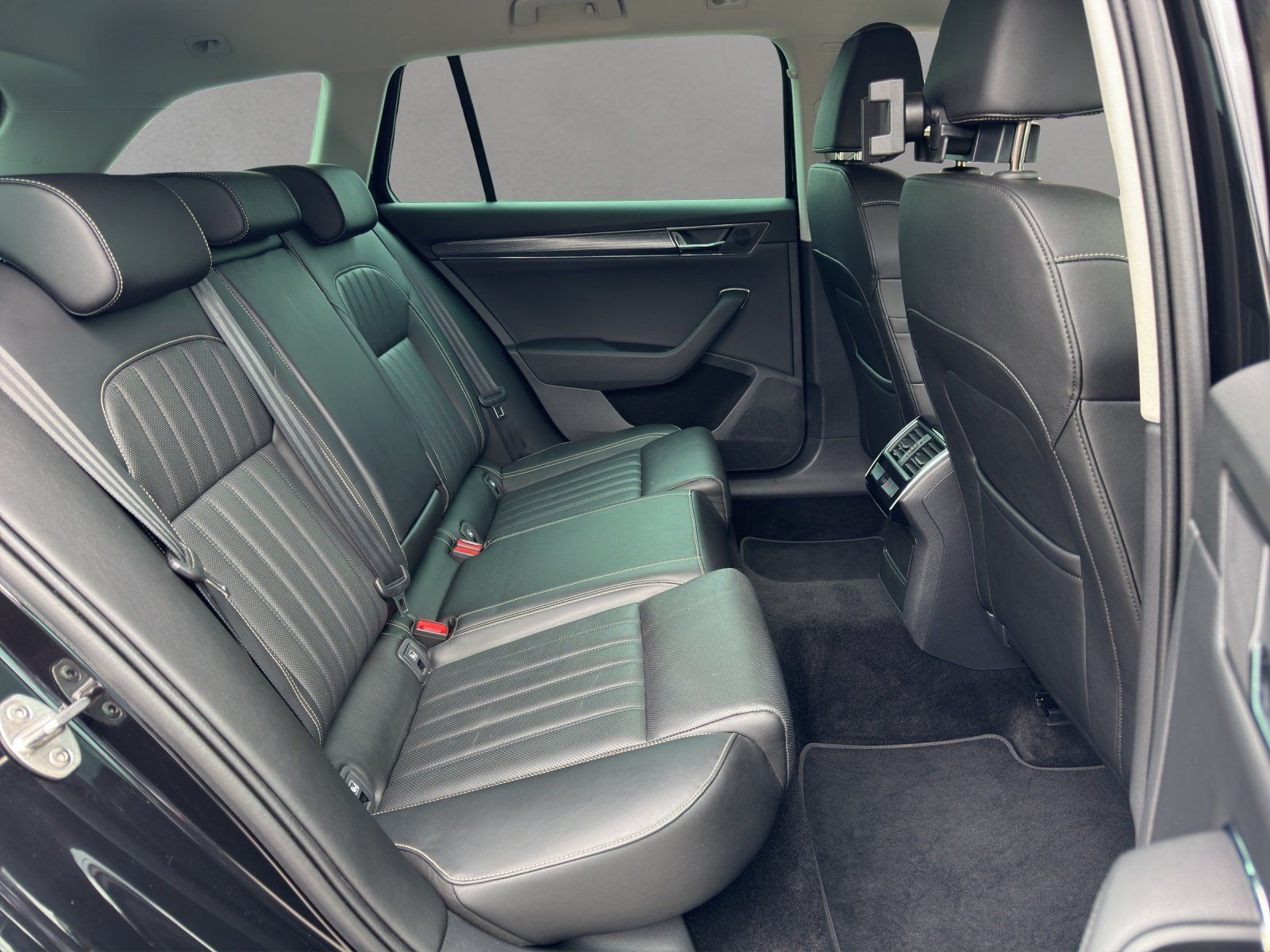 Fahrzeugabbildung SKODA Superb Combi 2.0 TDI DSG/ACC/CAM/ST-HZG/MATRIX/