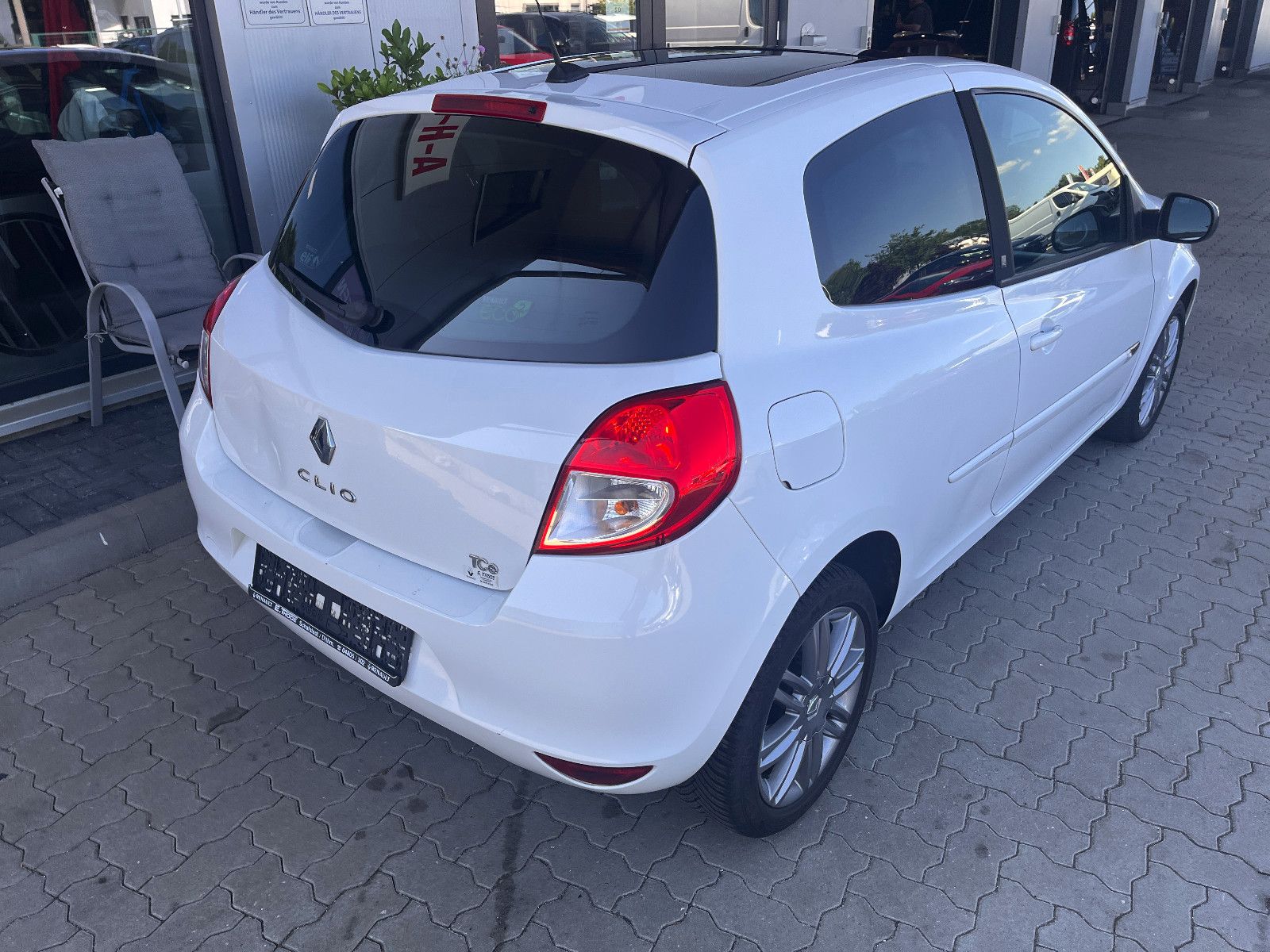 Fahrzeugabbildung Renault Clio III Night and Day Leichter Heckschaden !