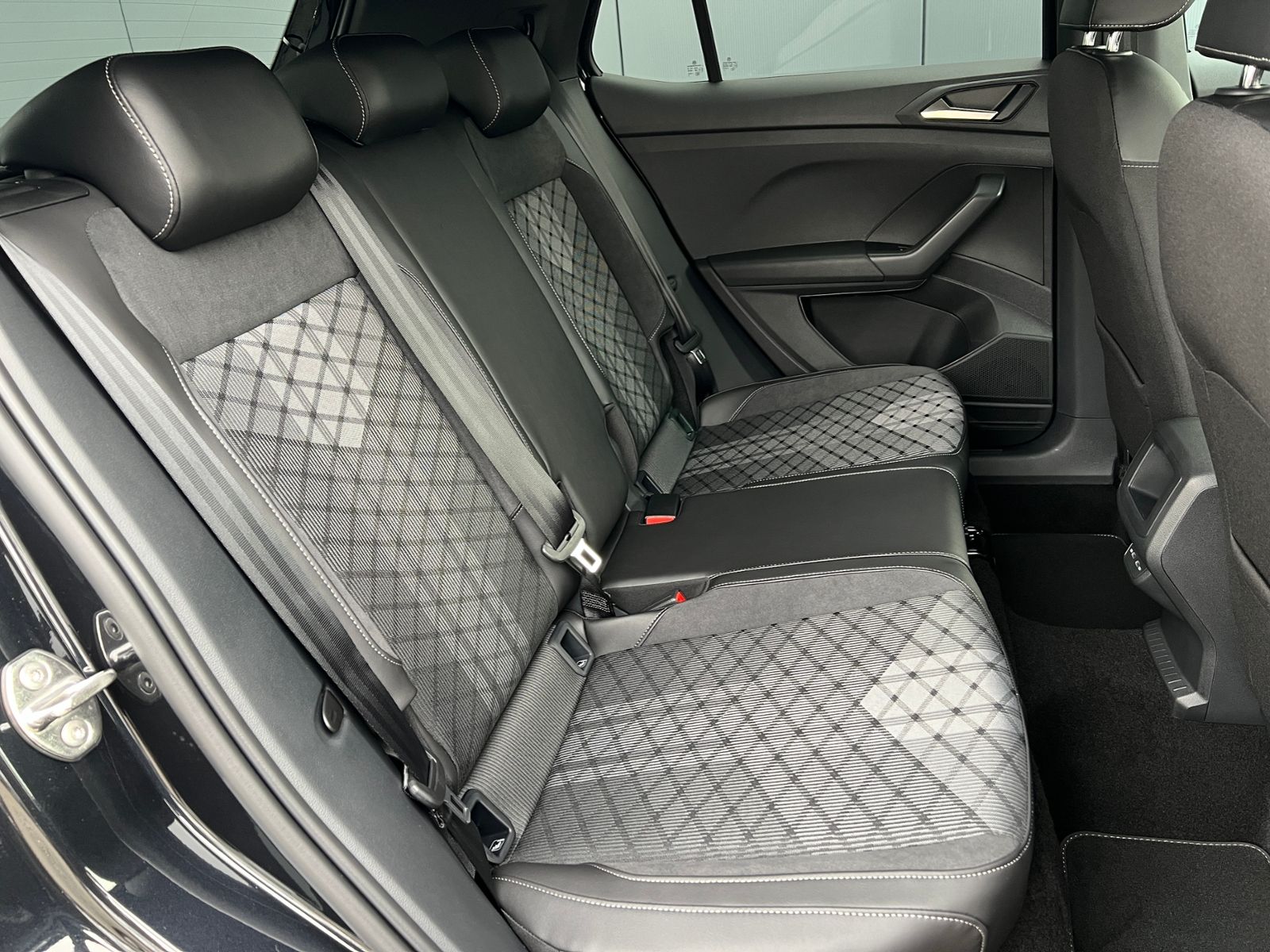 Fahrzeugabbildung Volkswagen T-Cross R-Line 1.5 TSI DSG *AHK, IQ.LIGHT, ACC,