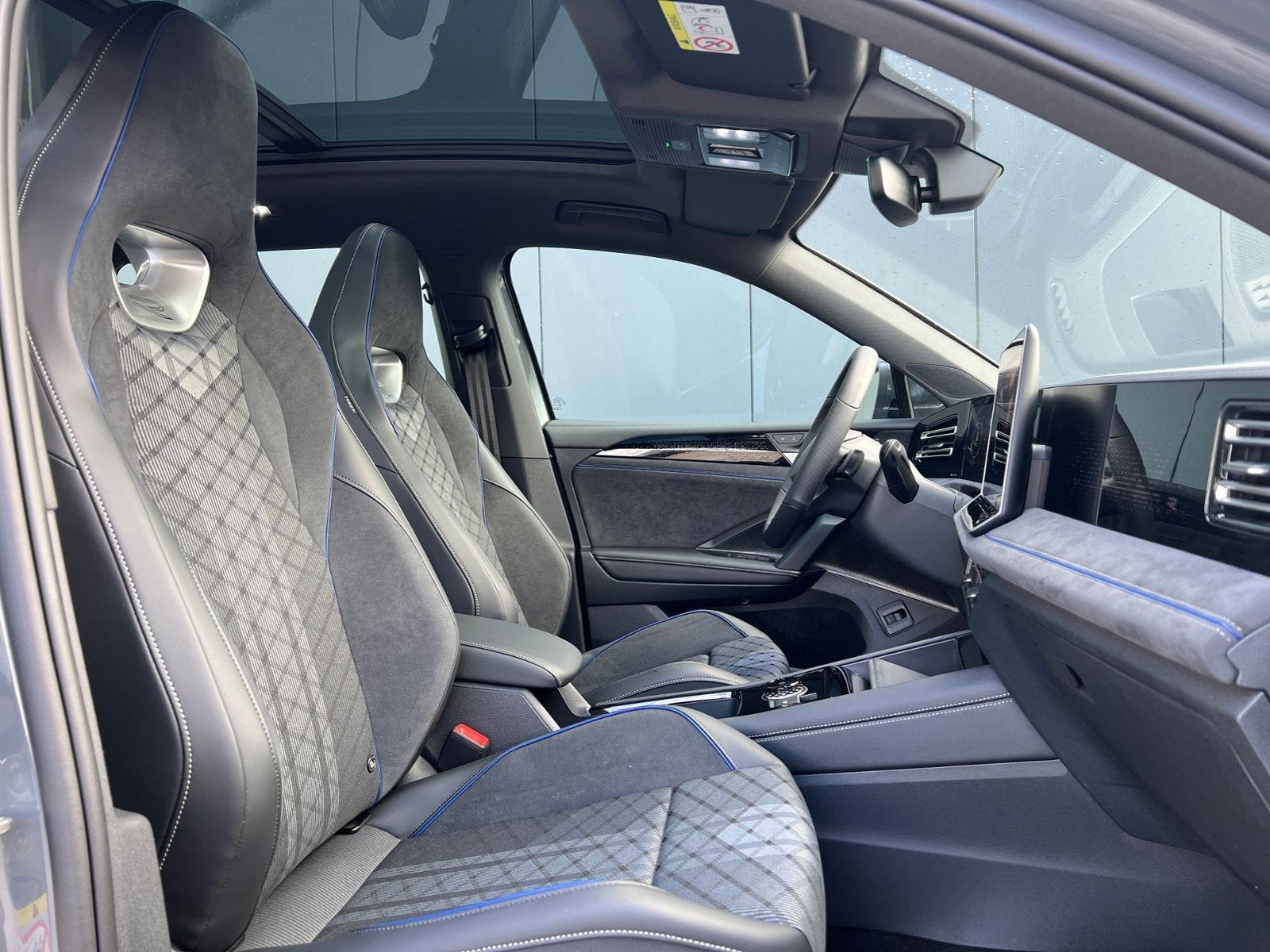 Fahrzeugabbildung Volkswagen Tiguan R-Line 1.5 eTSI DSG *AHK, ACC, IQ.Light,