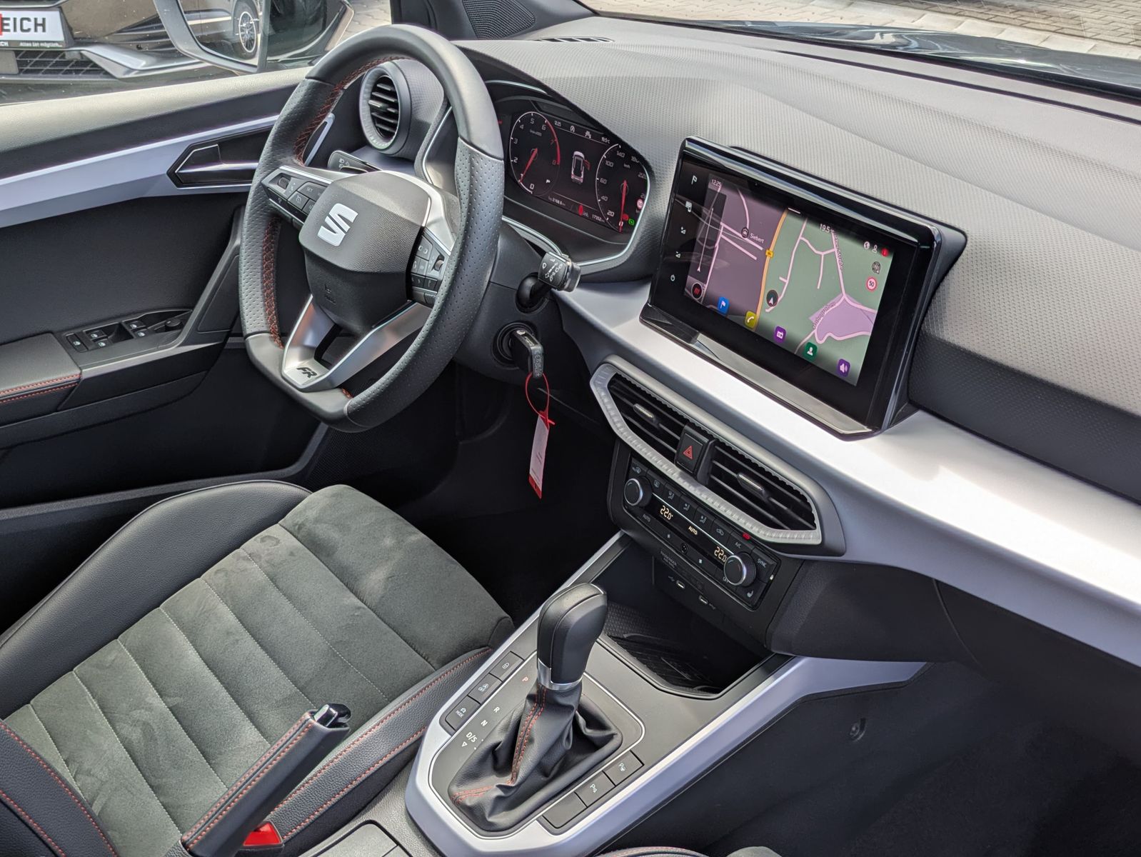 Fahrzeugabbildung SEAT Arona 1.5 TSI FR DSG AHK*ACC*LED*APP*DAB*KAMERA