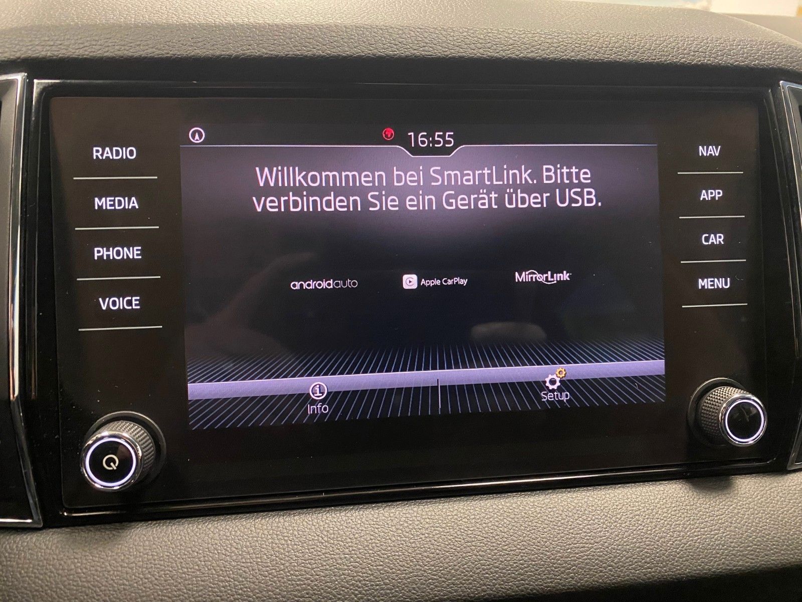 Fahrzeugabbildung SKODA Karoq 1.5 TSI Style+AHK schwenk+LED+NAVIGATION+
