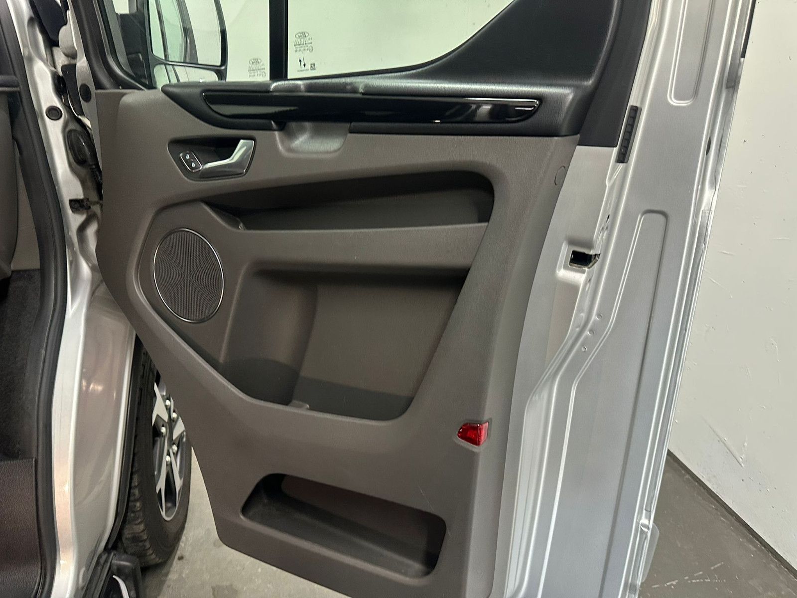Fahrzeugabbildung Ford Tourneo Custom 320 L2H1 Autm. Active Bus*ACC*8