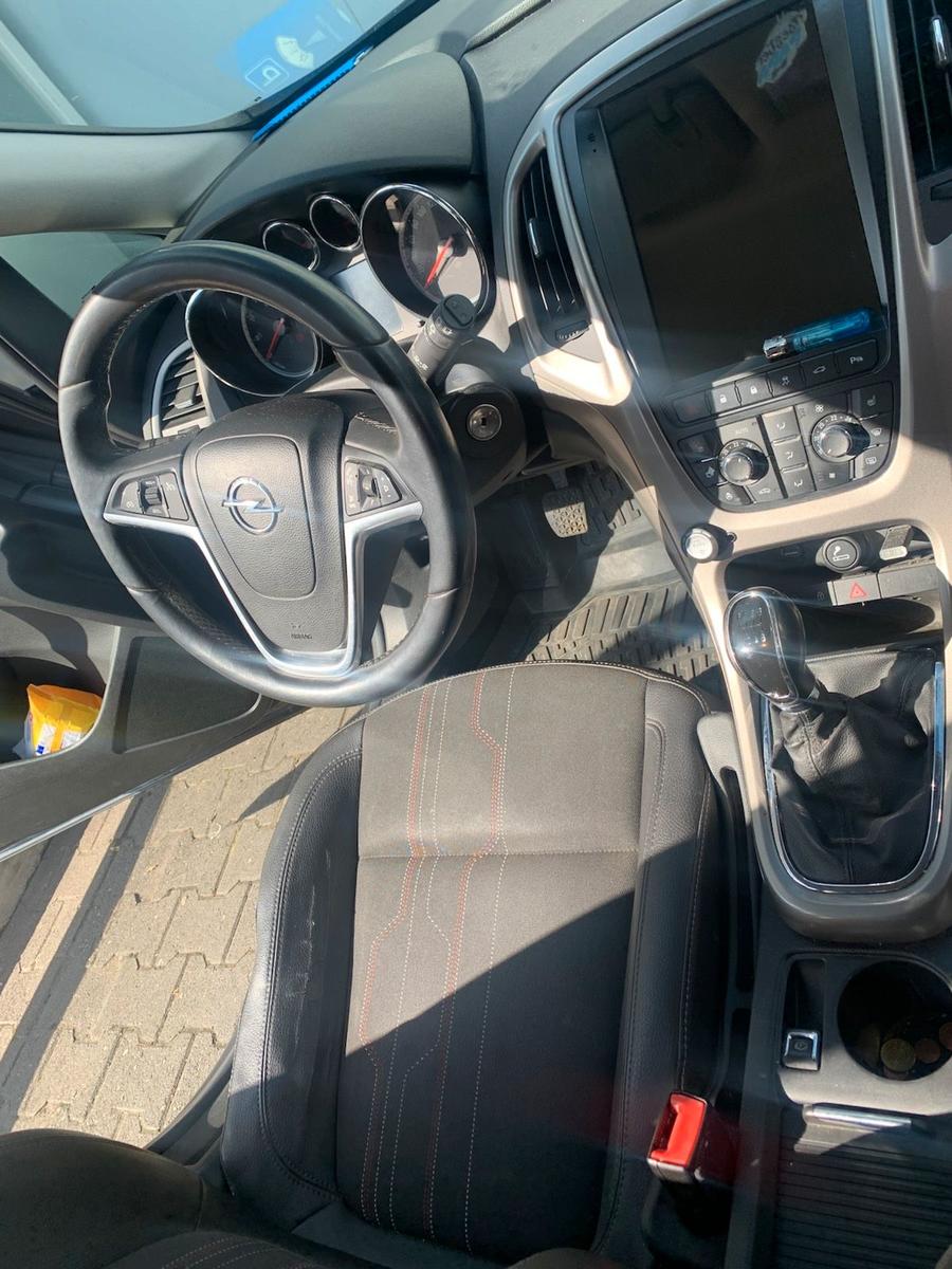 Opel Astra 2012 — photo 12