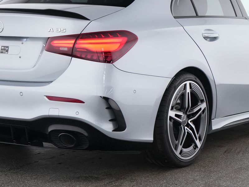 Fahrzeugabbildung Mercedes-Benz A 35 AMG 4M Limousine Aero+Pano+Night+Multibeam