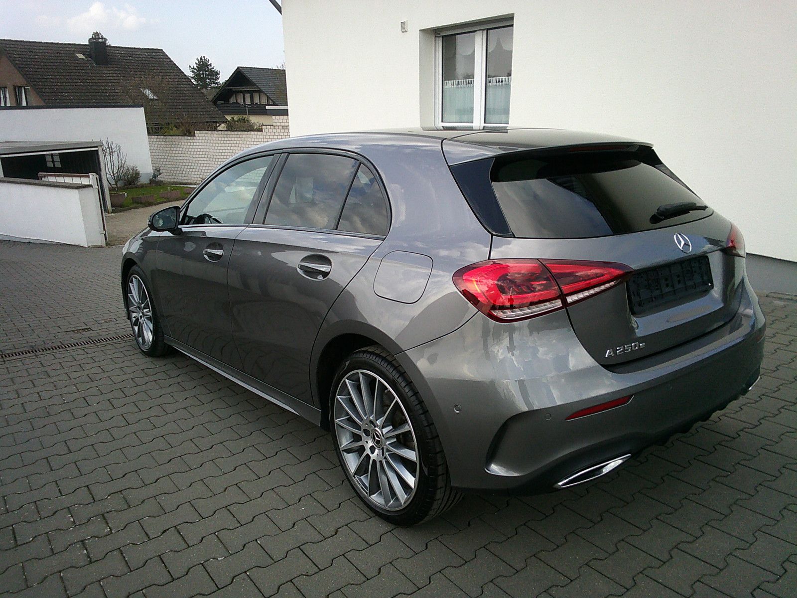 Fahrzeugabbildung Mercedes-Benz A 250 e AMG / Night-Paket