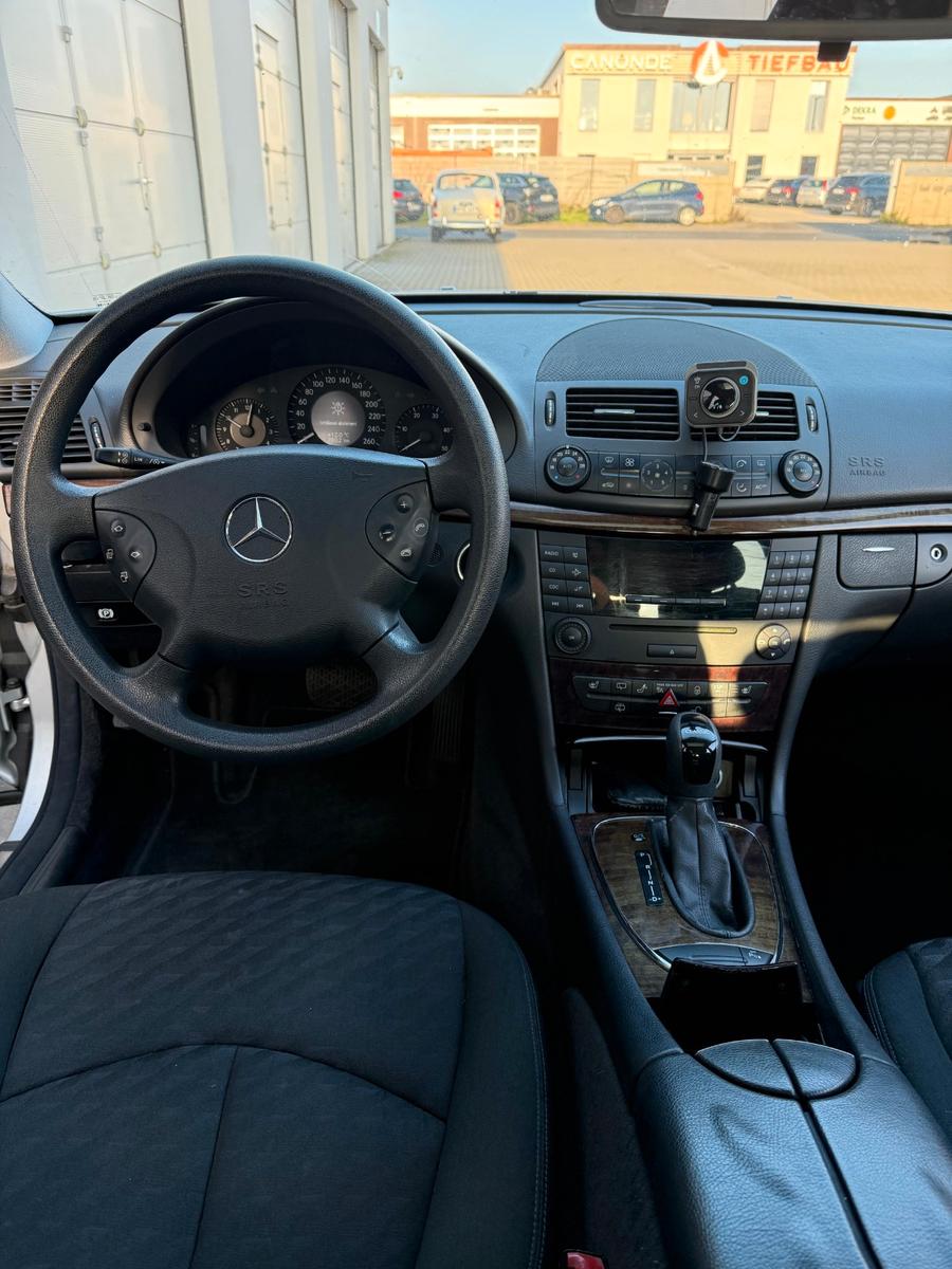Mercedes-Benz E220 2005 — photo 9