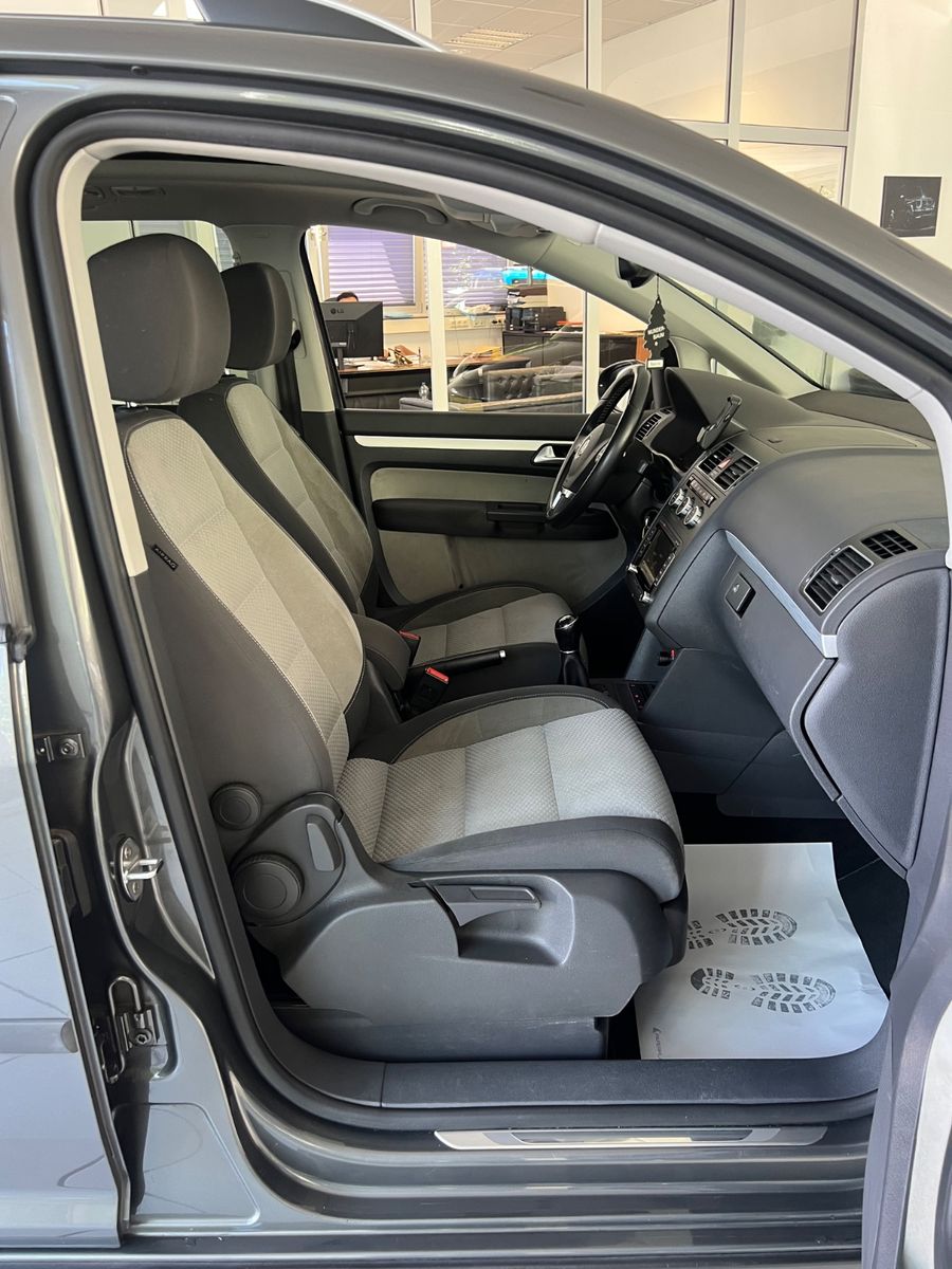Fahrzeugabbildung Volkswagen Touran 1.4TSI CrossTouran * 7.Sitzer*PANO*KAMERA