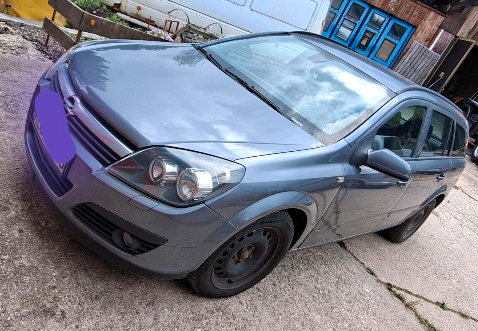 Opel Astra 2006 — rear view
