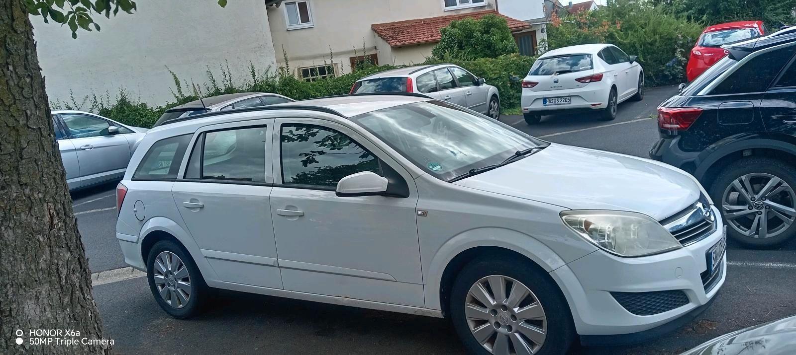 Opel Astra 2009 — rear view