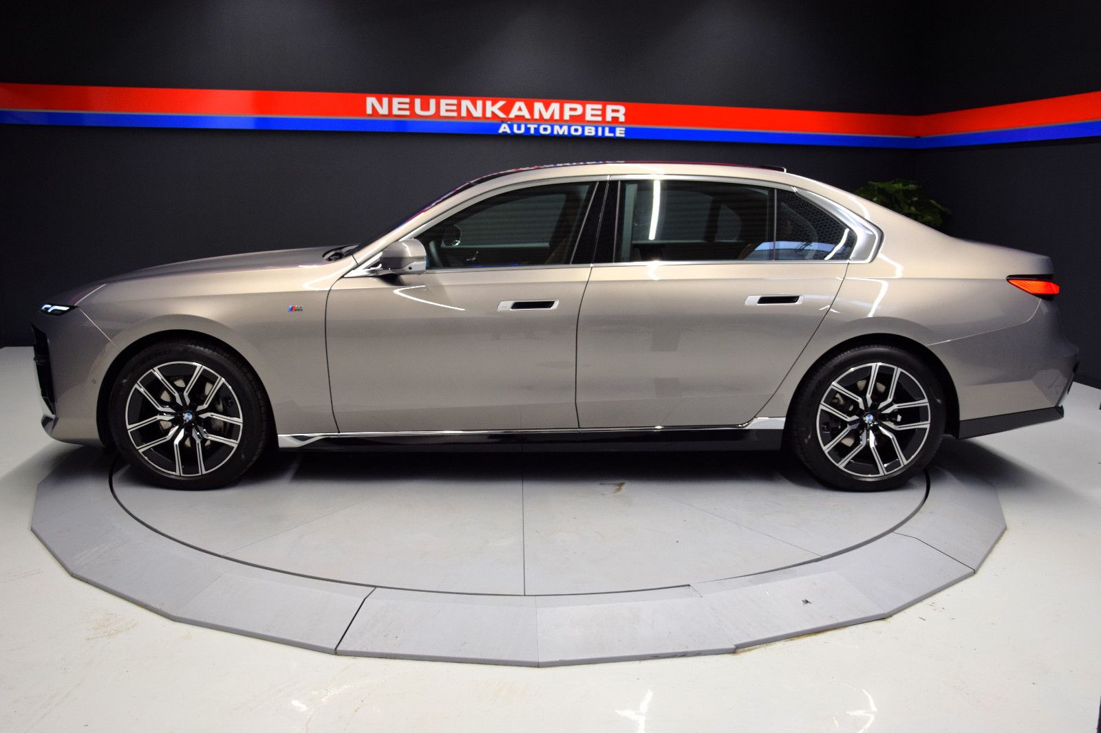 Fahrzeugabbildung BMW 740d xDrive M Sport Pano Standheiz Individual