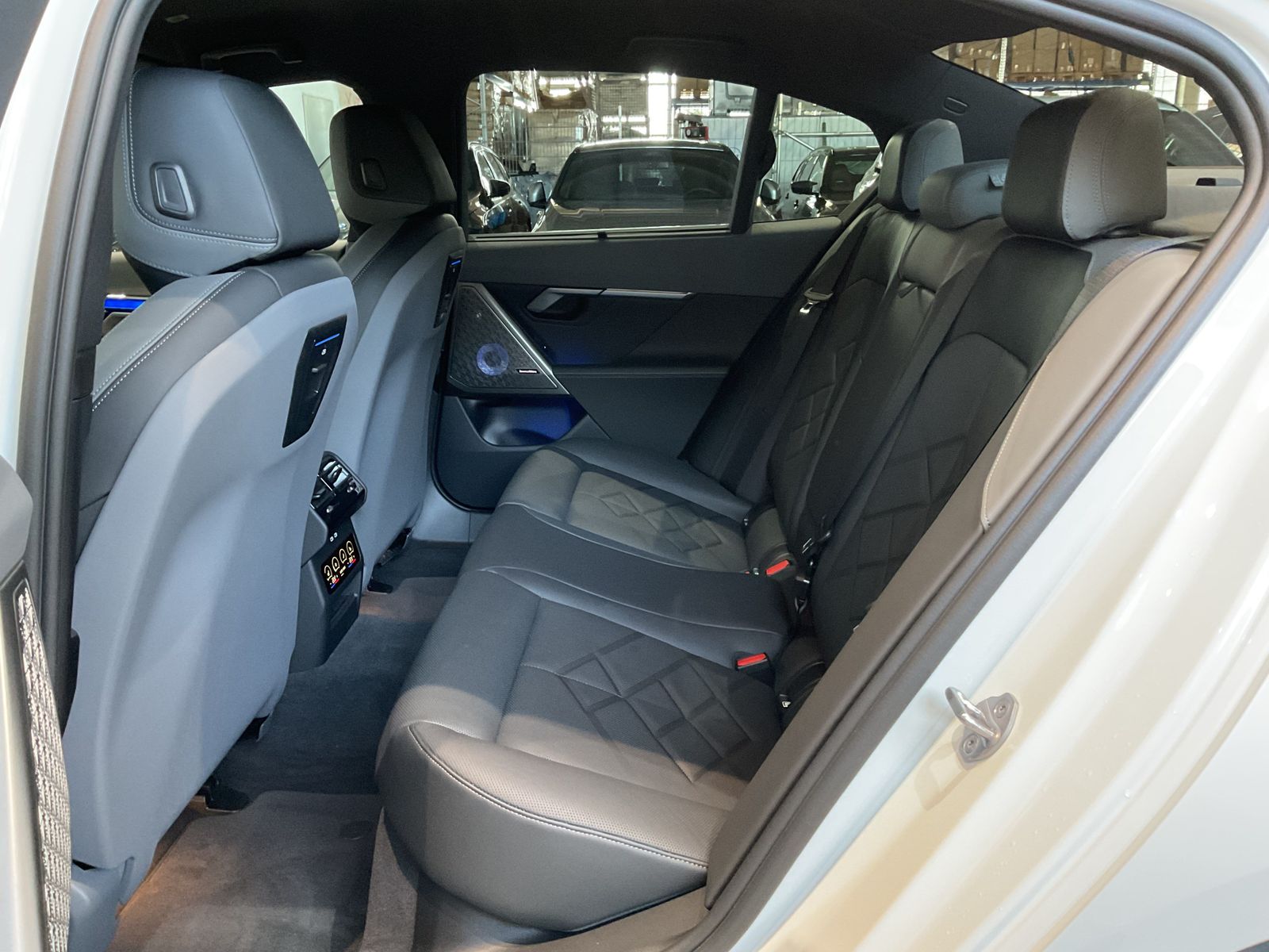 Fahrzeugabbildung BMW i5 xDrive40 M-Sportpaket | Sitzbelüftung vorn |