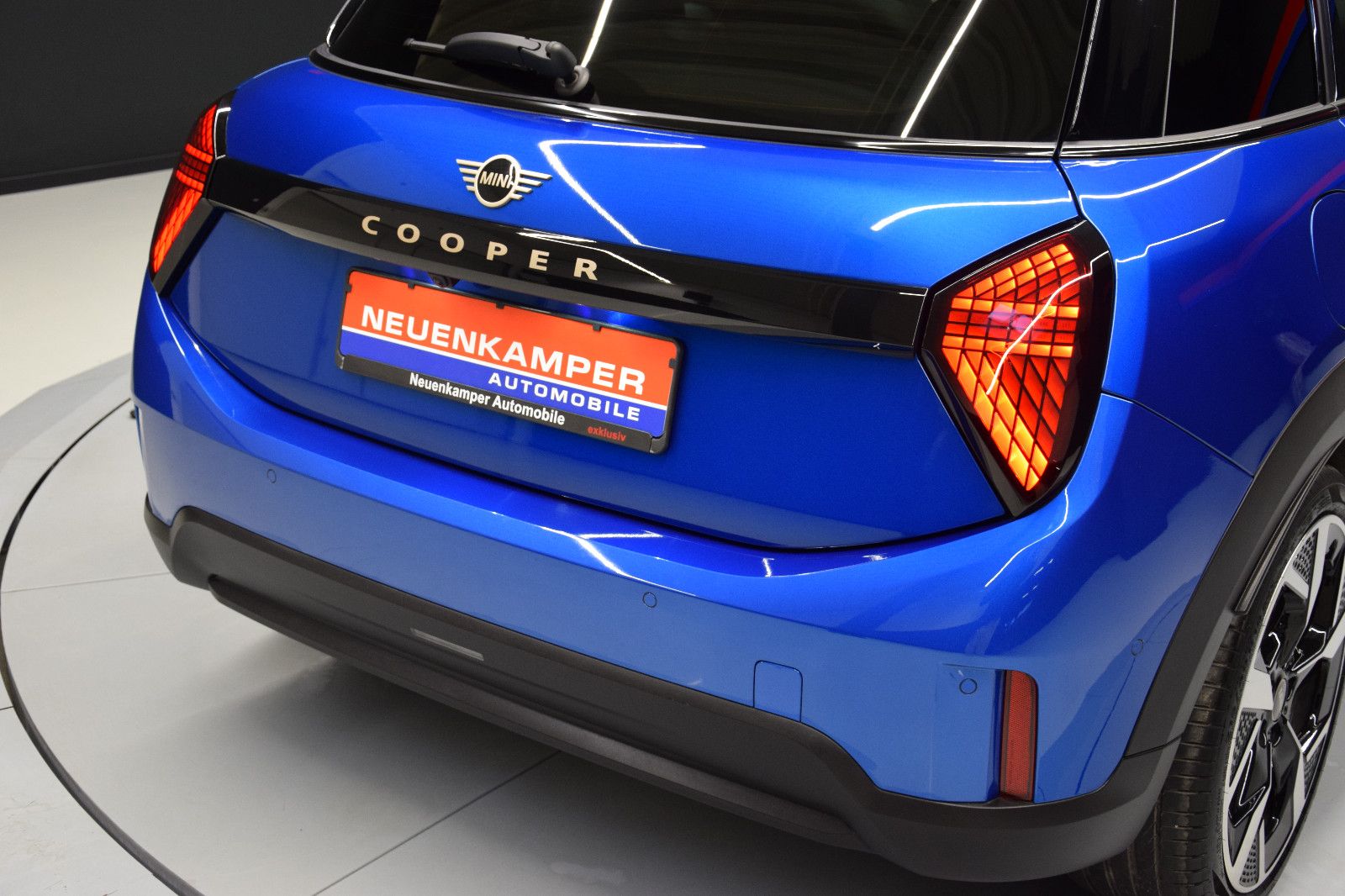 Fahrzeugabbildung MINI Cooper C Favoured Trim 5-Türen Paket-L Pano h/k