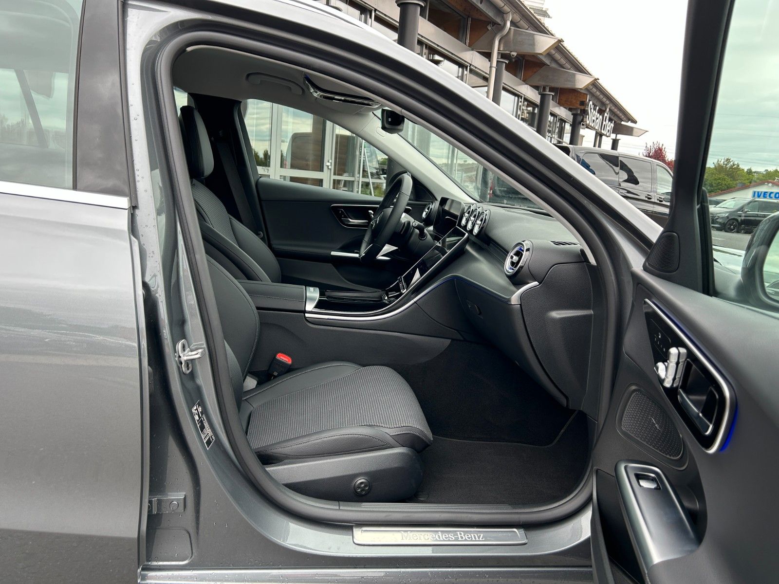Fahrzeugabbildung Mercedes-Benz C 220 AVANTGARDE+DIS+HUD+360°+DAB+MEMORY+SPUR