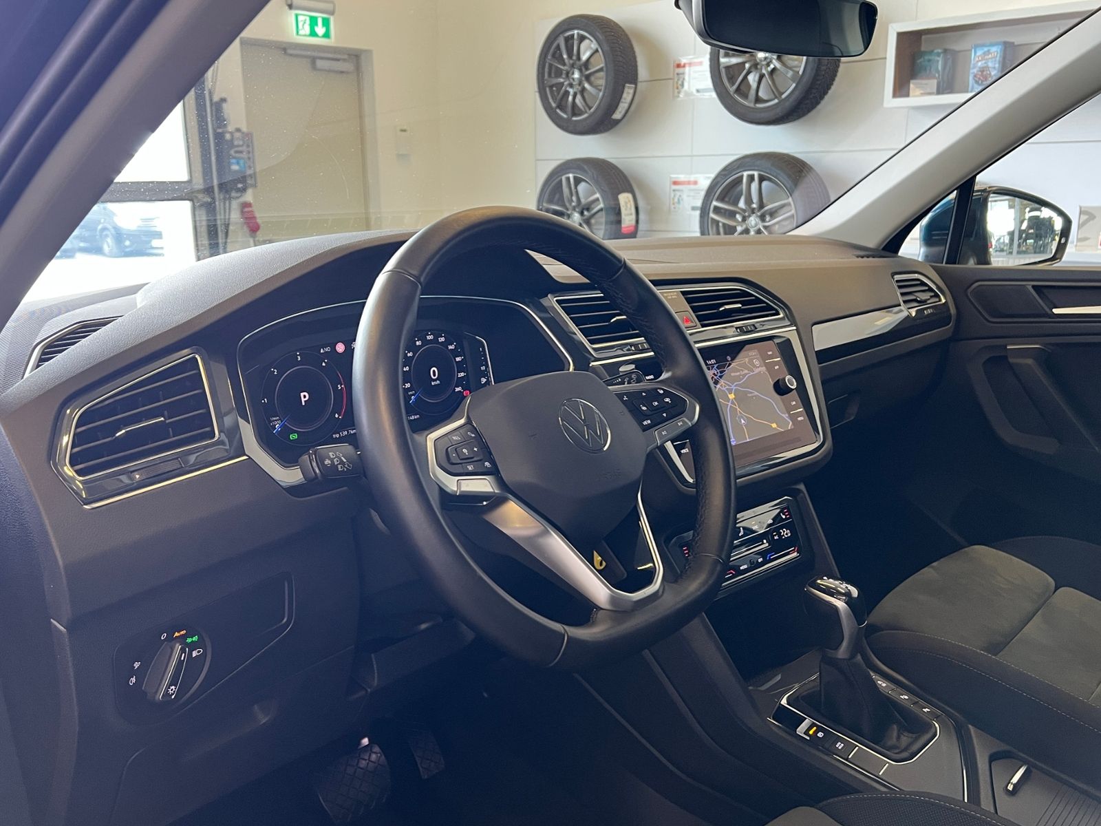 Fahrzeugabbildung Volkswagen Tiguan Elegance 2.0 TDI DSG *AHK, Matrix-LED, Na