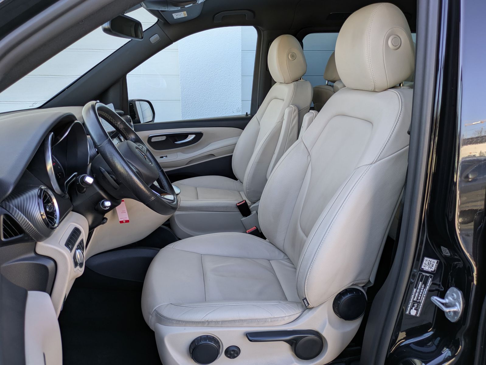 Fahrzeugabbildung Mercedes-Benz V 300 d 4MATIC AMG lang PANO*LED*LEDER*DISTR.