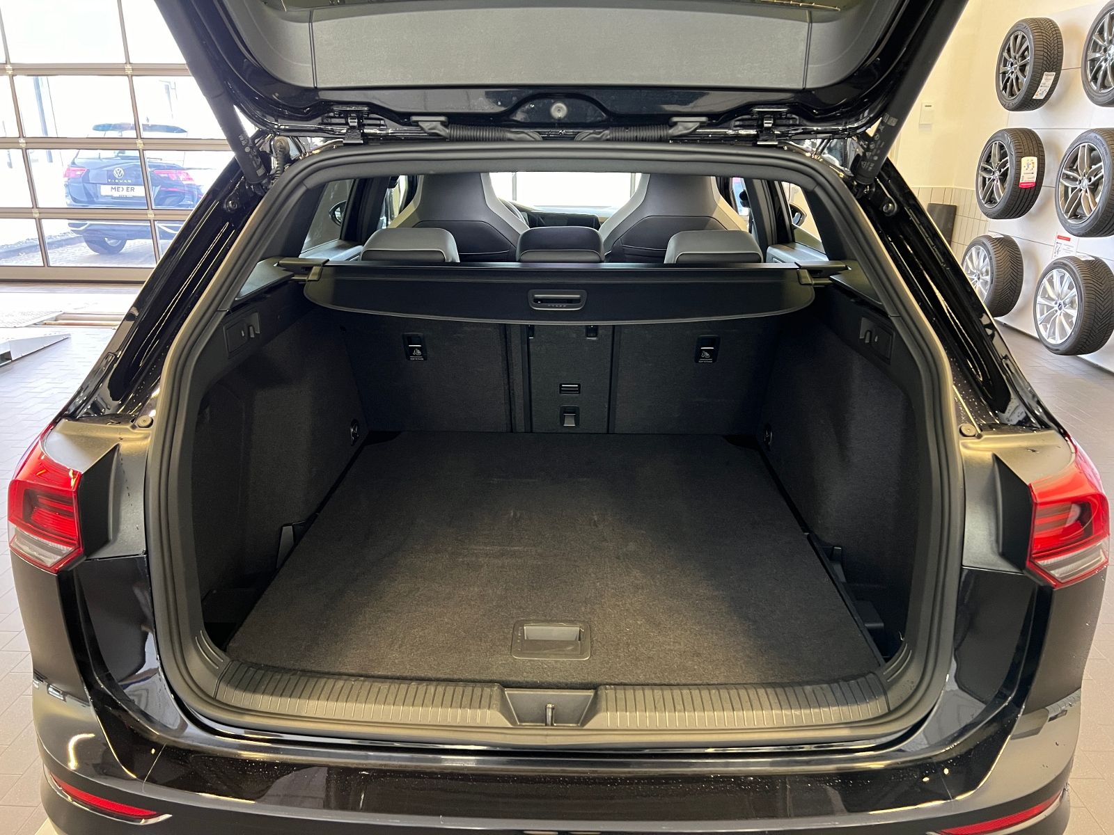 Fahrzeugabbildung Volkswagen Golf VIII Variant R-Line 1.5 eTSI DSG *AHK, LED,