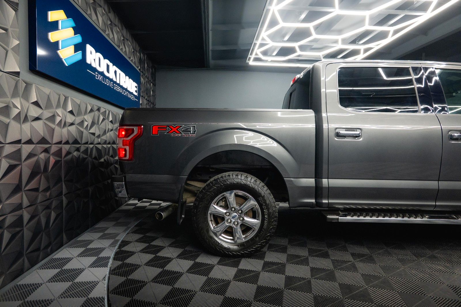 Fahrzeugabbildung Ford F150 5.0L V8 4x4 Offroad XLT SupCrew Unfallfrei