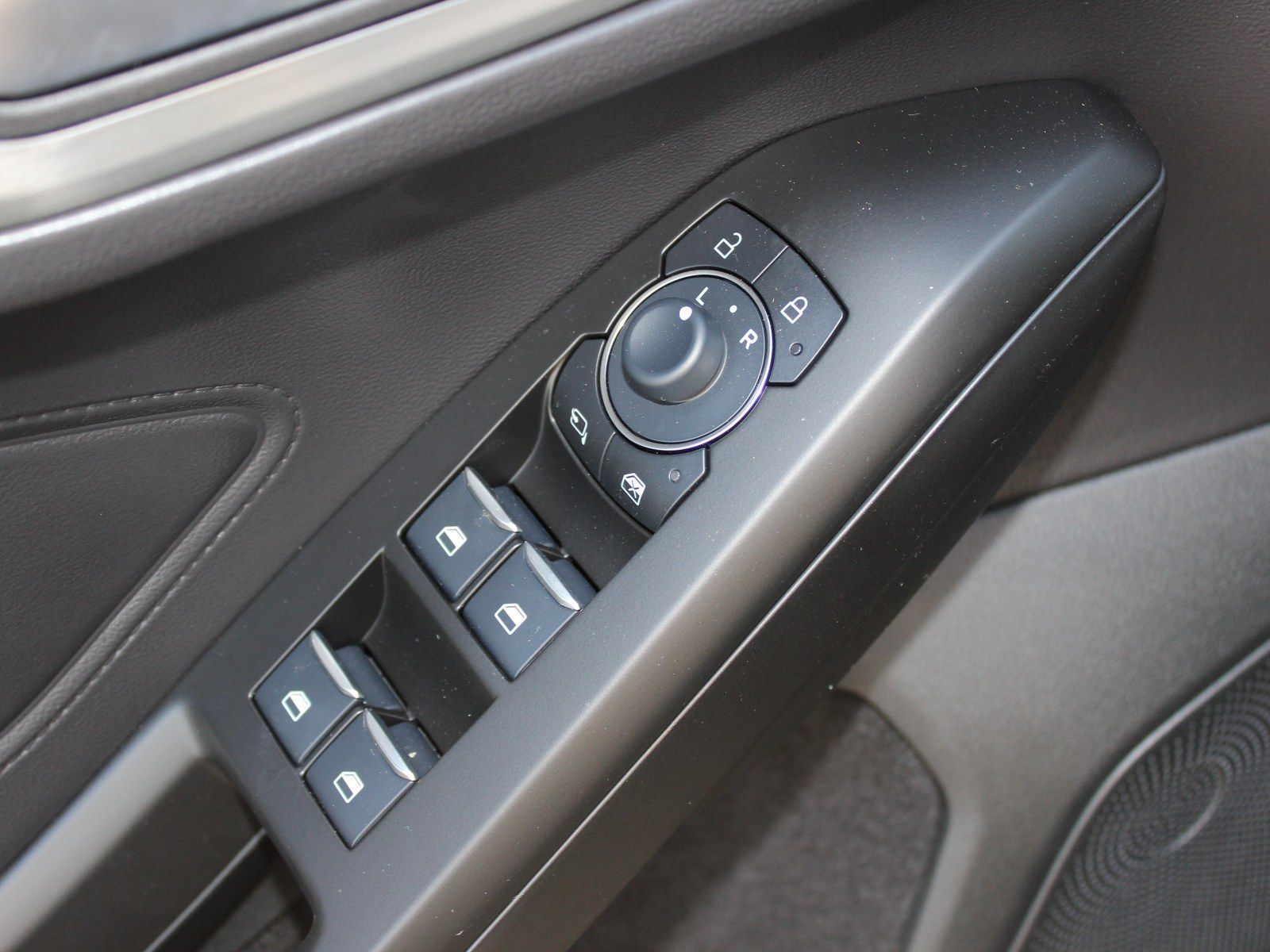 Fahrzeugabbildung Ford Focus Titanium 1,0 EcoBoost MildHybrid
