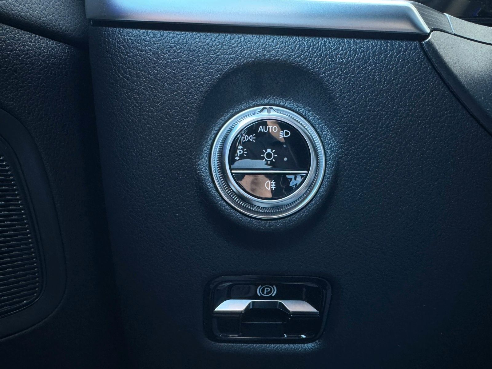 Fahrzeugabbildung Mercedes-Benz C 300e T Avantgarde AHK+Distr+Night+Ambiente+RFK