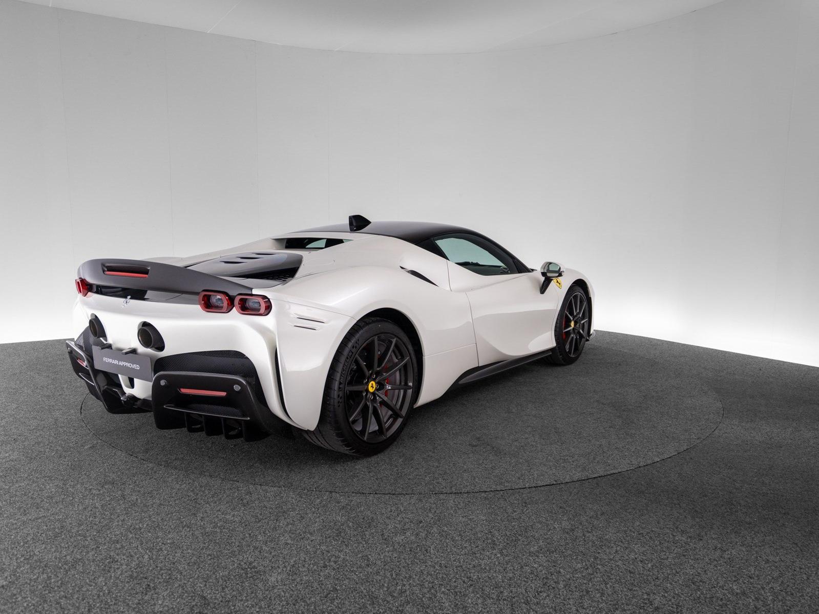 Ferrari SF90 Stradale ASSETTO FIORANO