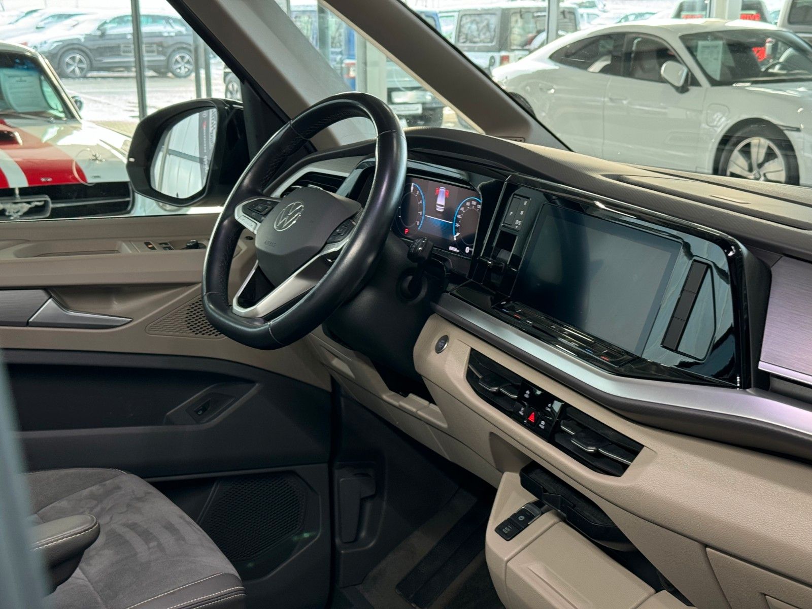 Fahrzeugabbildung Volkswagen T7 Multivan LANG 1.4 TSI eHybrid Life "AHK PANO"