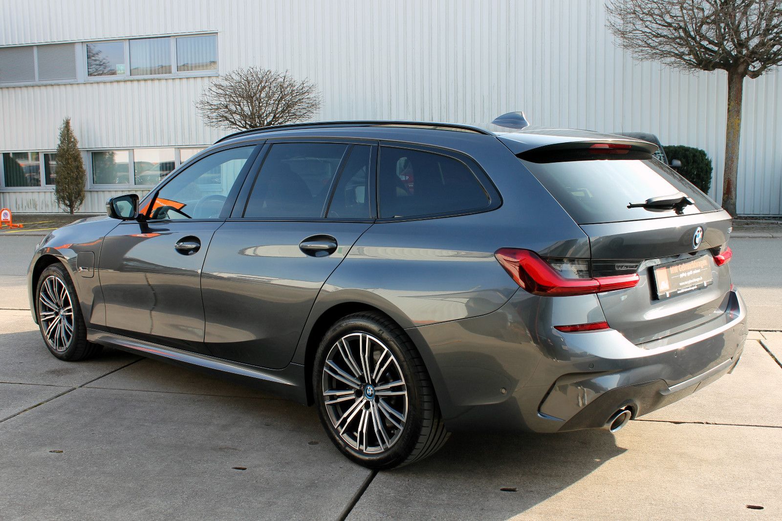 Fahrzeugabbildung BMW 330e Touring M-Sport Steptr Nav ACC LED PDC 360°