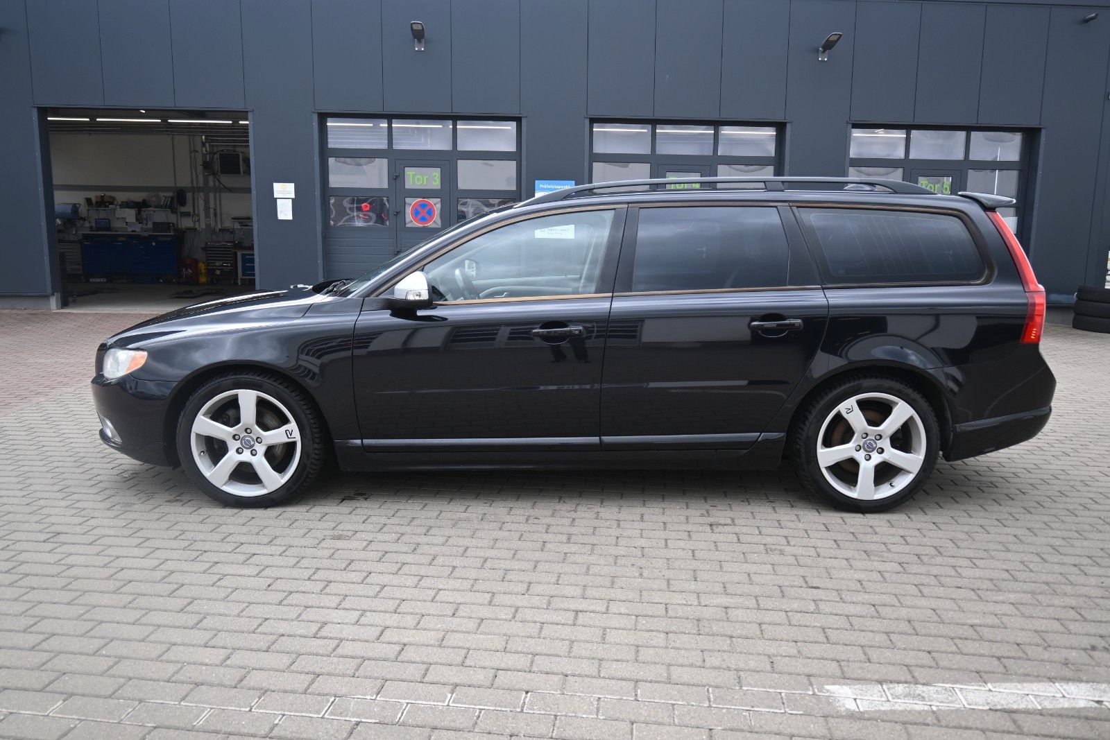 Fahrzeugabbildung Volvo V70 2.4 Autom. Edition R-Design*Xenon*