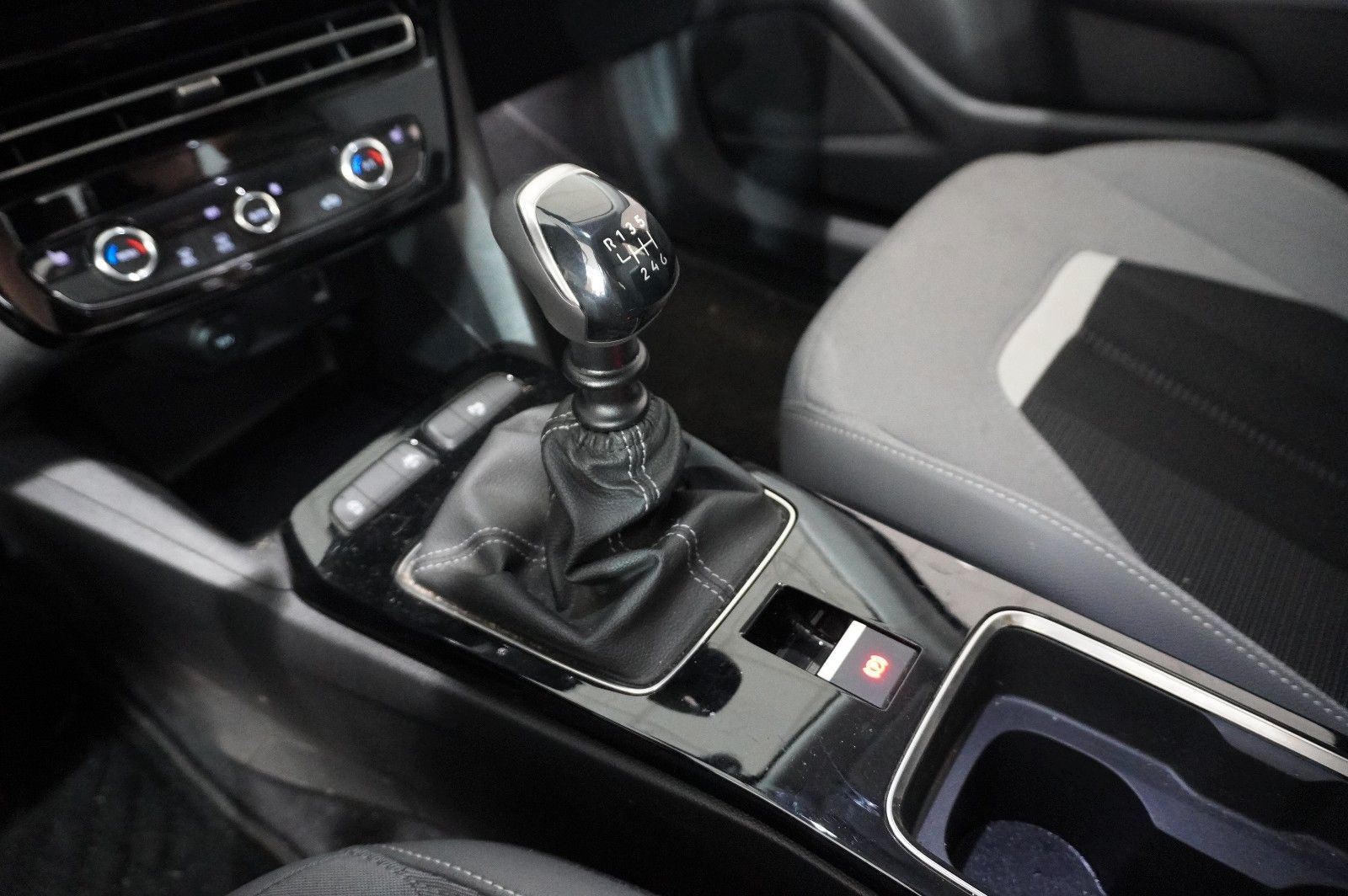 Fahrzeugabbildung Opel Mokka B 1.5D ELEGANCE NAVI/LED/KAMERA/SPORT/DAB+