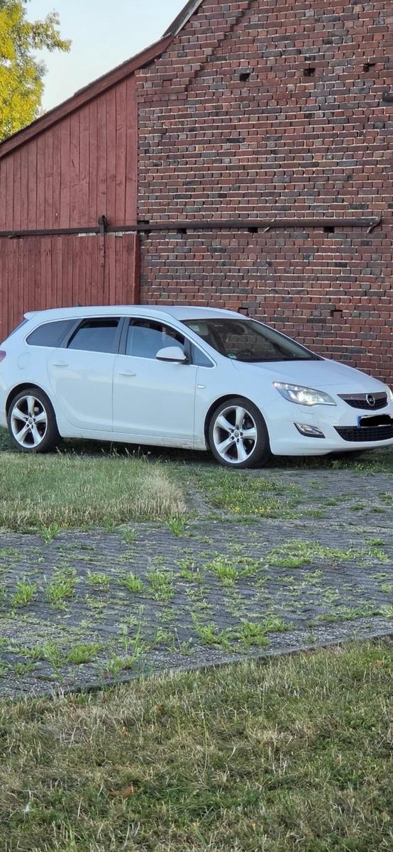 Opel Astra, 2011