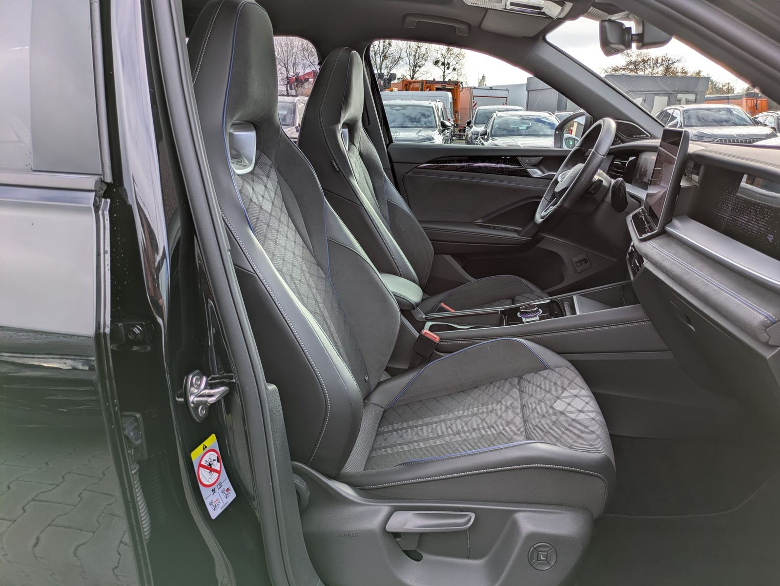 Fahrzeugabbildung Volkswagen Tayron 2.0 TDI 4M R-Line 7Si*MATRIX*AHK*PANO*HUD