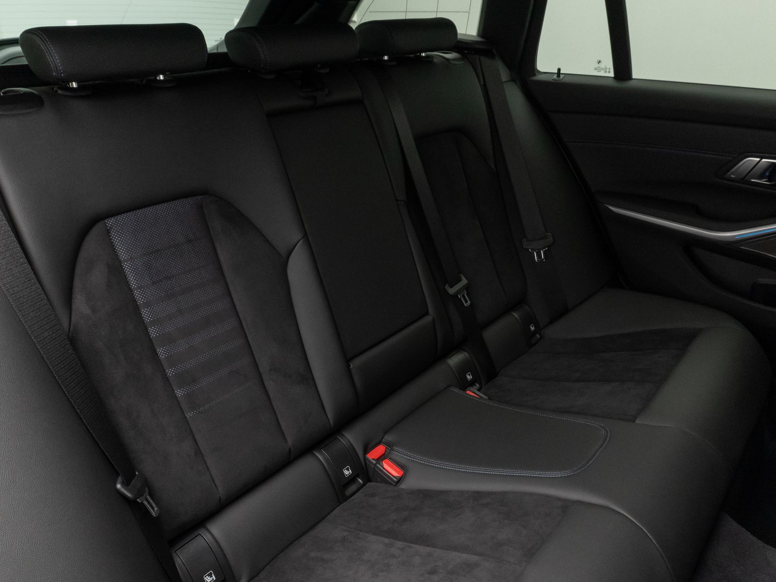 Fahrzeugabbildung BMW 330i M Sport HUD DAB H/K PDC Komfort Alarm 19"