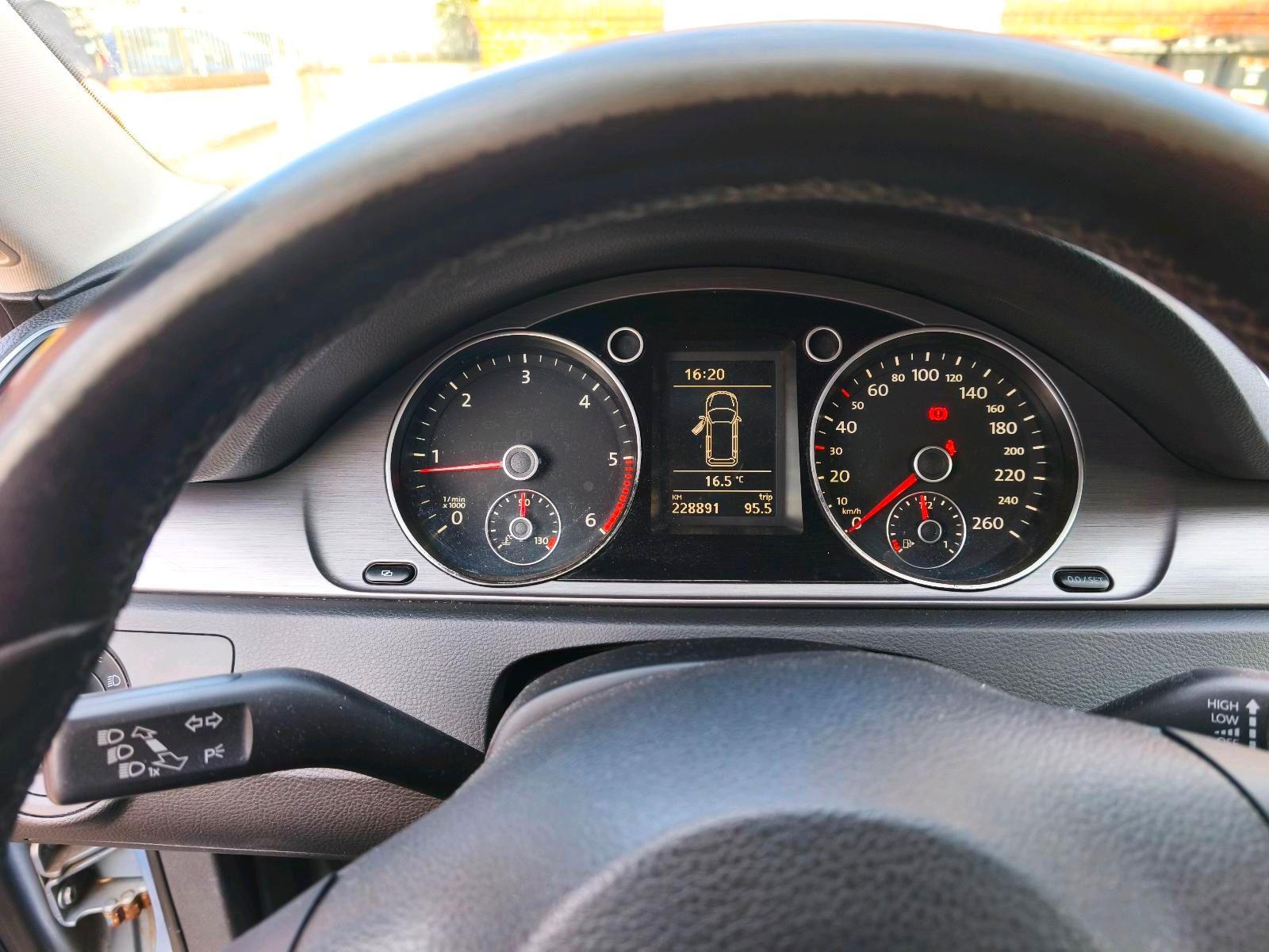 Volkswagen Passat 2011 — photo 7
