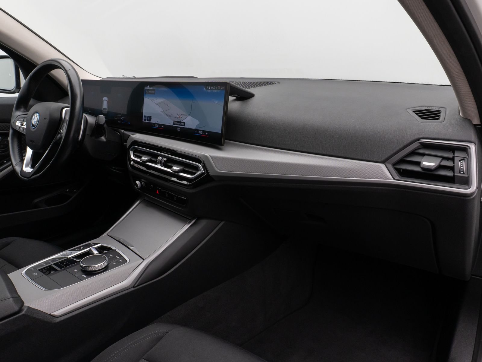 Fahrzeugabbildung BMW 330e Kamera HUD DAB Stop&Go Komfort Fernlichtass