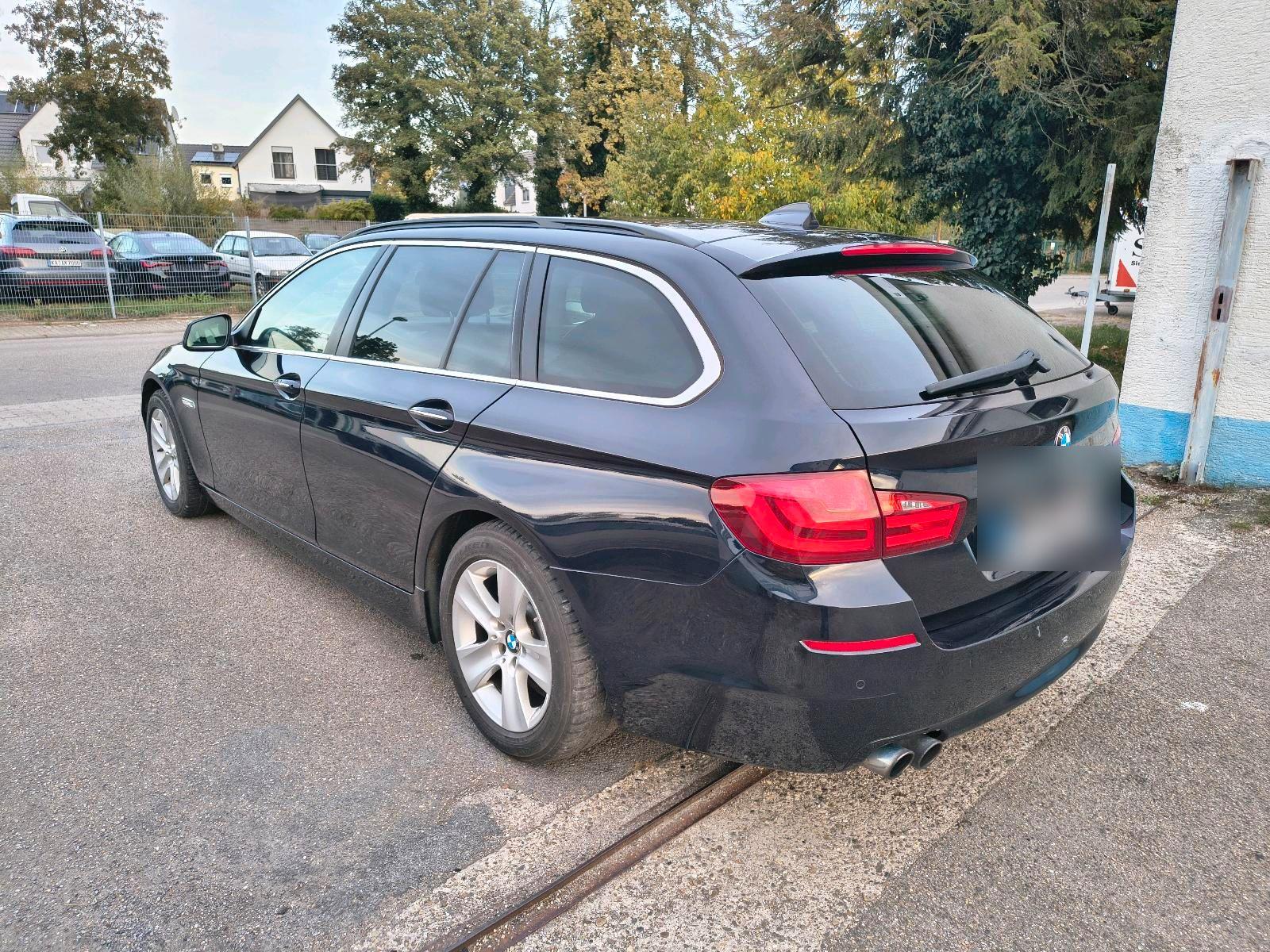 BMW 525 2011 — салон