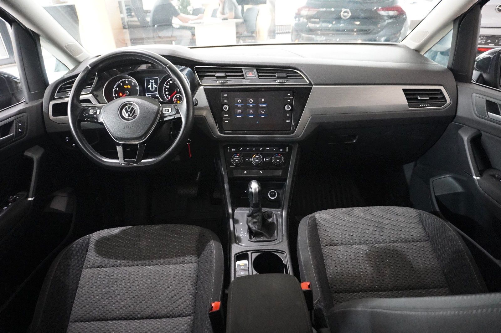 Fahrzeugabbildung Volkswagen Touran 1.5 TSI COMFORTL. DSG 7-SITZE NAVI/SH/DAB