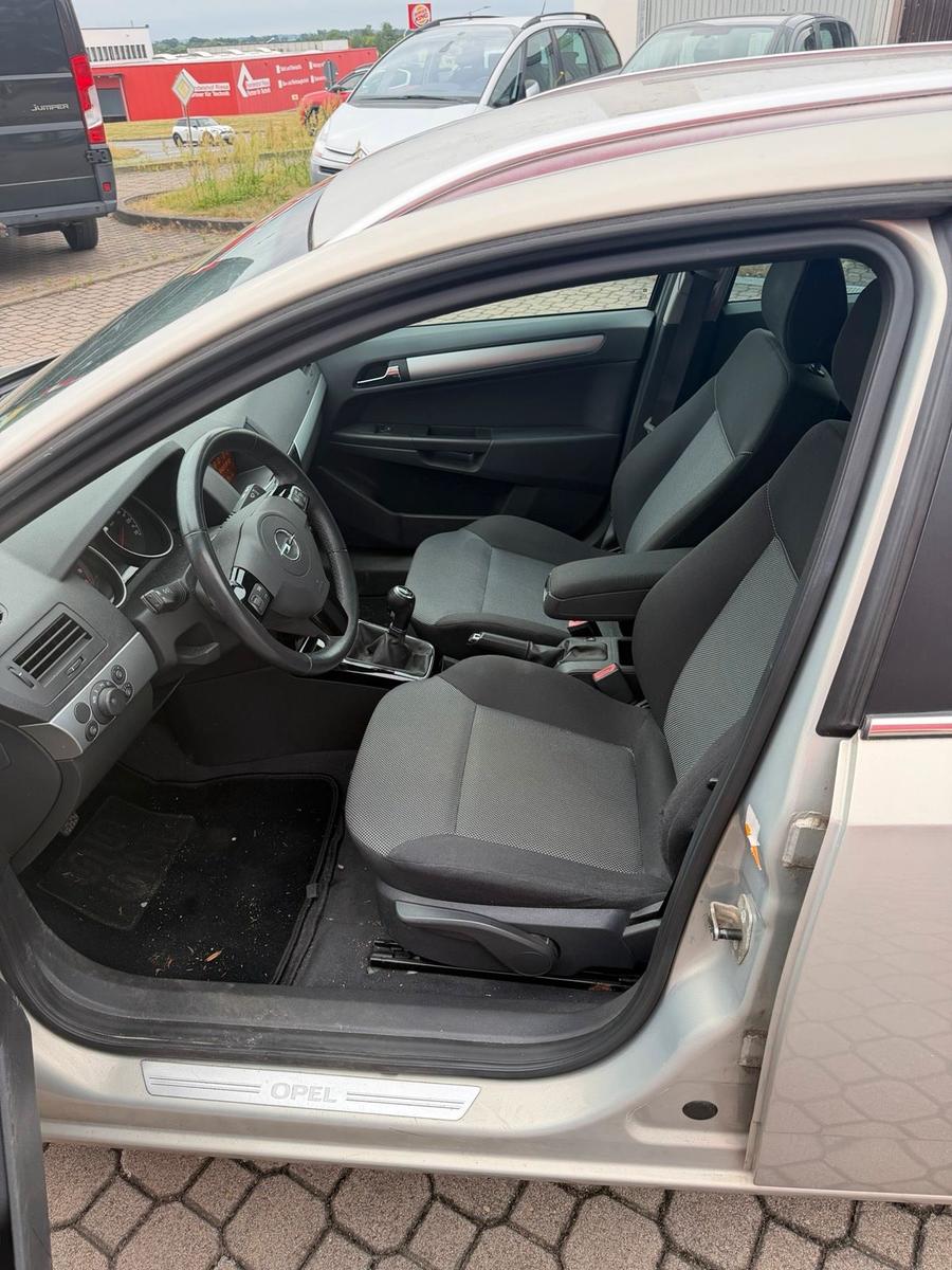 Opel Astra 2010 — photo 11