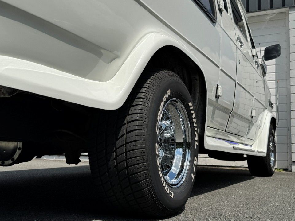 Fahrzeugabbildung Chevrolet Chevy Van G20 5.7 V8 Tiara komplett gemacht