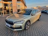 Skoda Superb Combi 150PS DSG Selection Navi - Skoda Superb: Gelb
