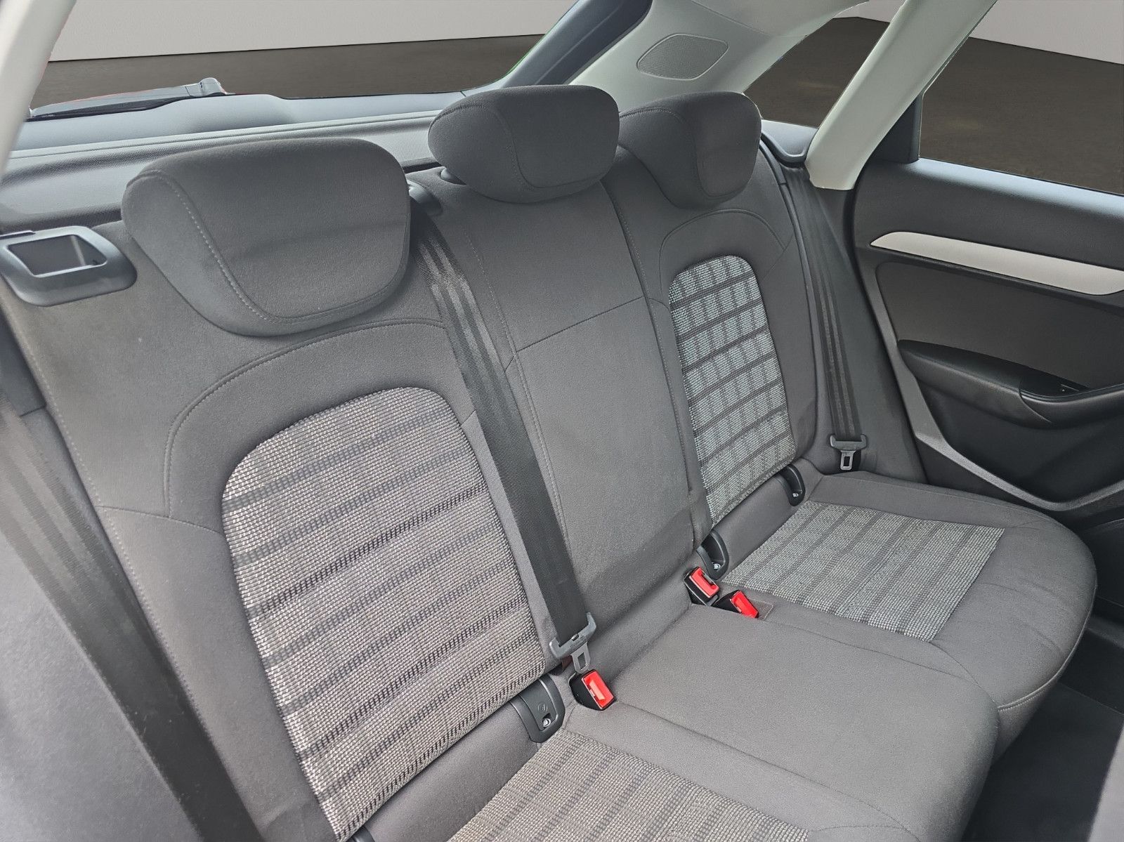 Fahrzeugabbildung Audi Q3 2.0 TDI quattro S-Line Automatik/Navi/PDC/
