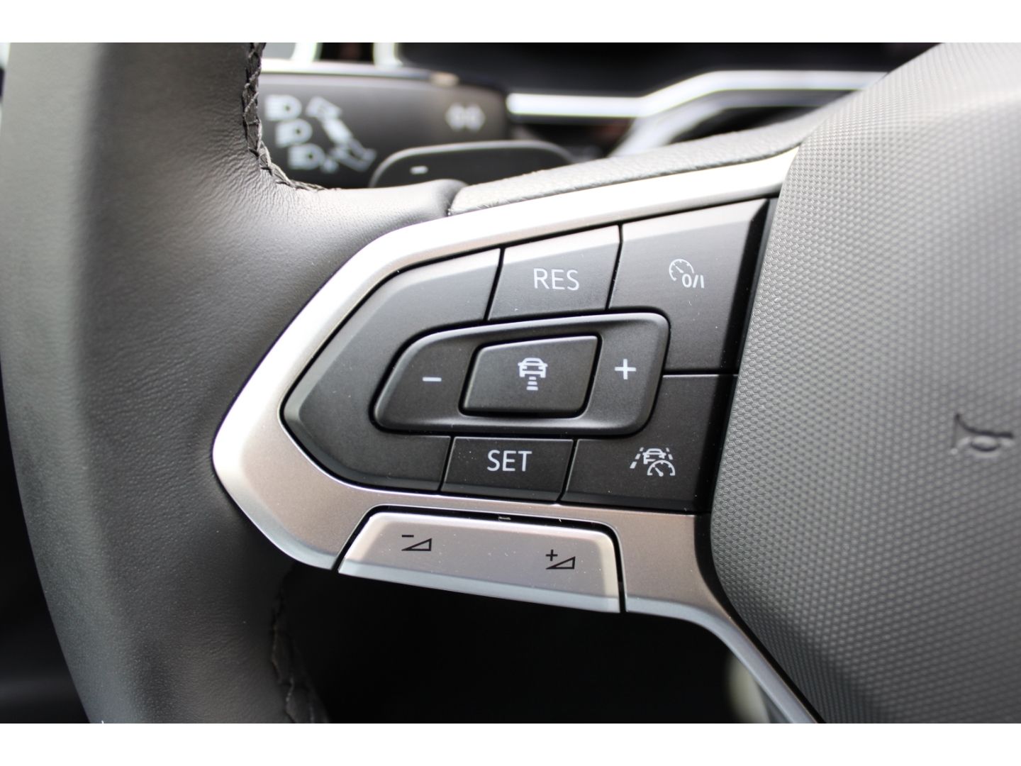 Fahrzeugabbildung Volkswagen Taigo 1.0 TSI R-Line LED ACCSHZ OPF Sportpaket N