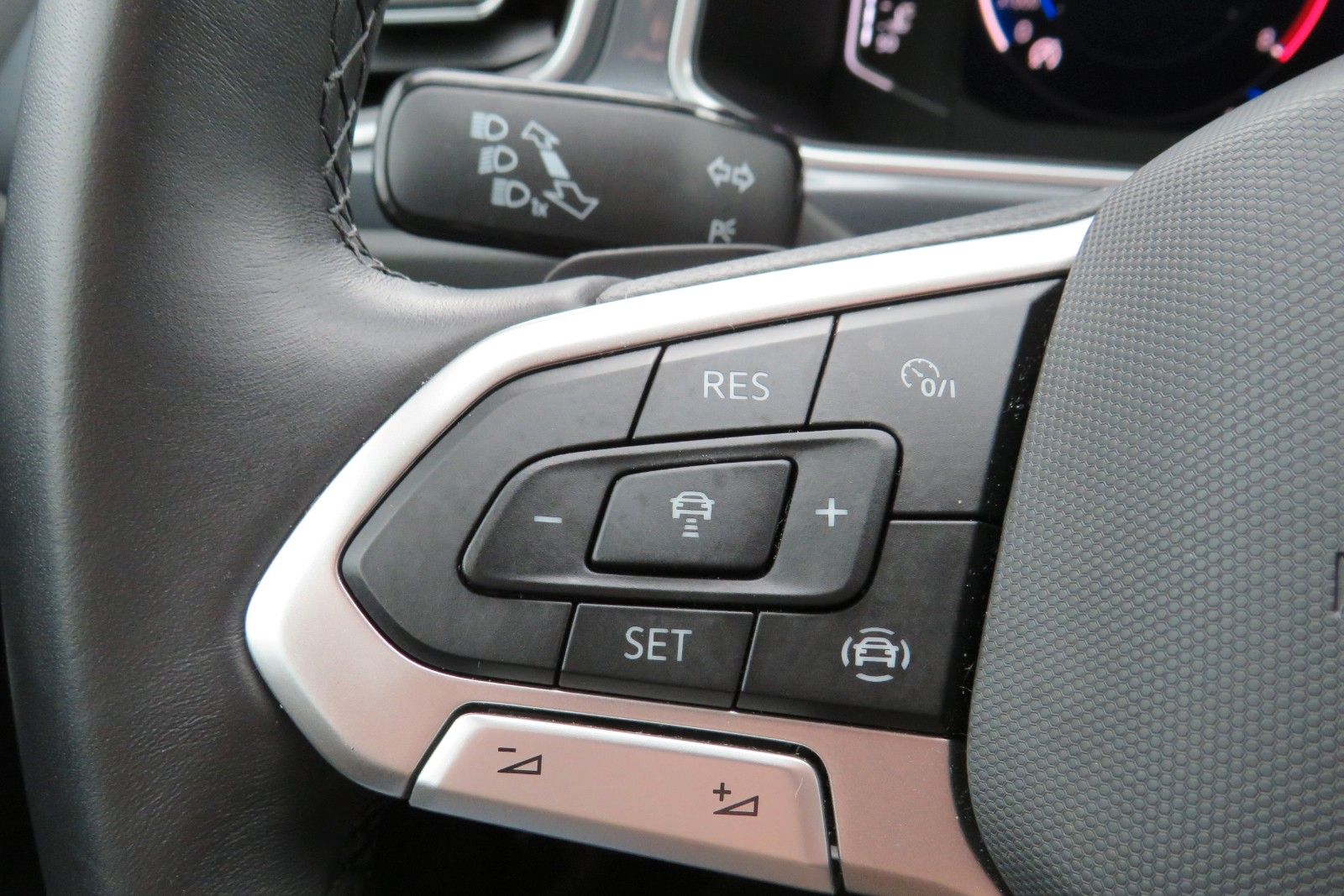Fahrzeugabbildung Volkswagen T-Roc Style ACC APP MASSAGE SITZH. 17`KAMERA 1.H