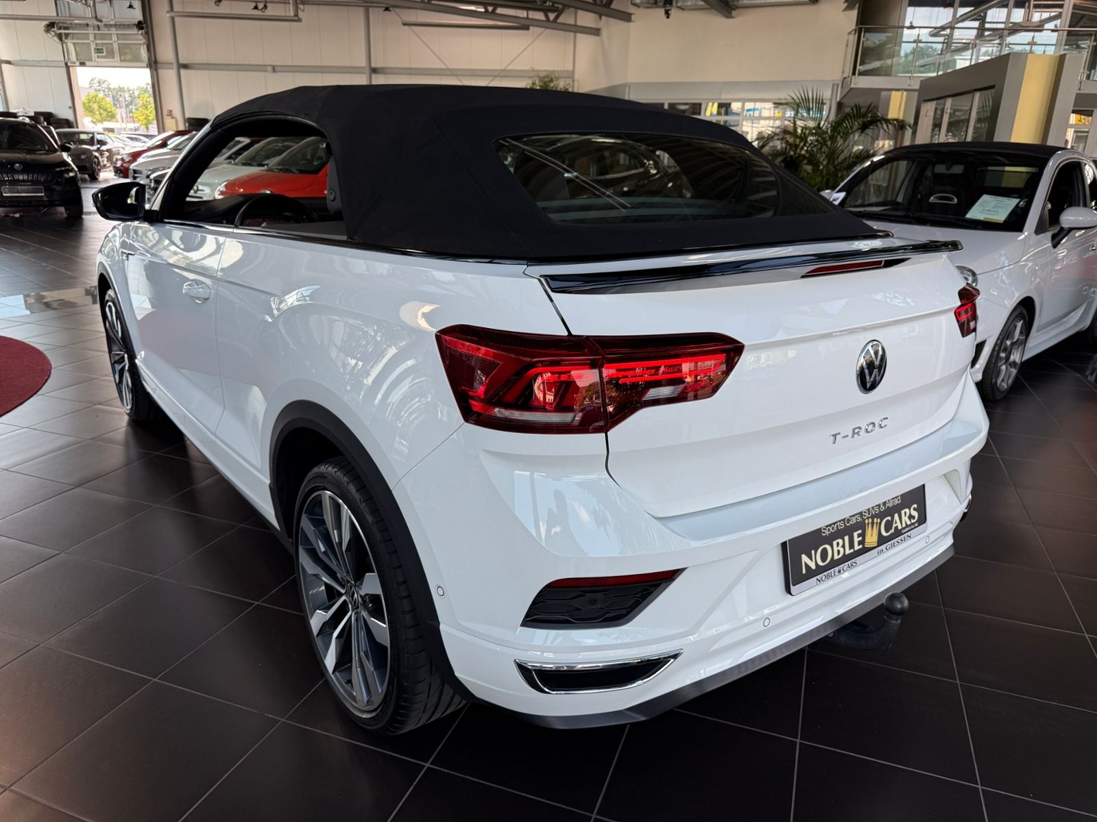 Fahrzeugabbildung Volkswagen T-Roc Cabriolet R-Line Black AHK LED RFK 19"