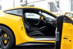 Fahrzeugabbildung Ferrari F12 Berlinetta Giallo Modena *MwSt./Scheckheft*