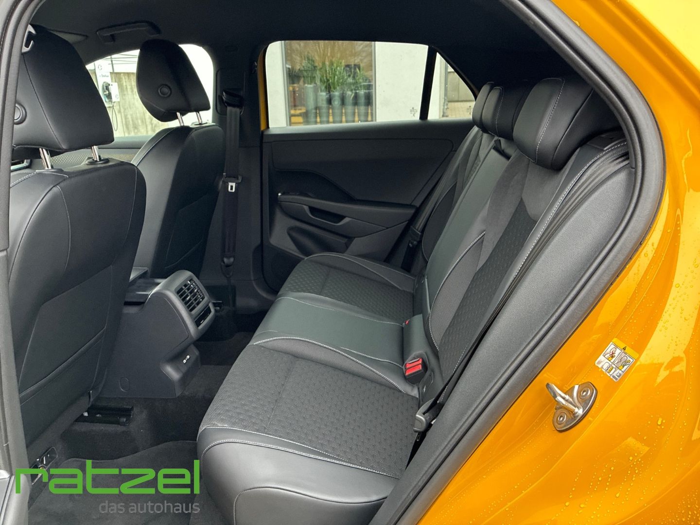 Fahrzeugabbildung Volkswagen T-Roc R-LINE 1.5 eTSI DSG IQ.Drive+LED+Keyless