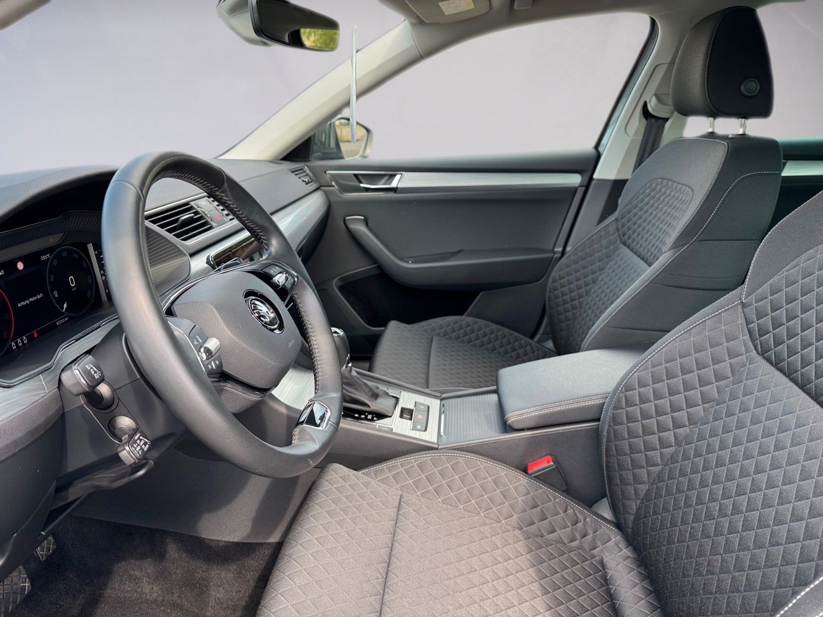 Fahrzeugabbildung SKODA Superb Combi Ambition